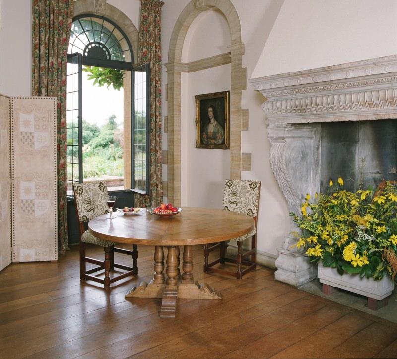 Round oak table with geometric table top pattern