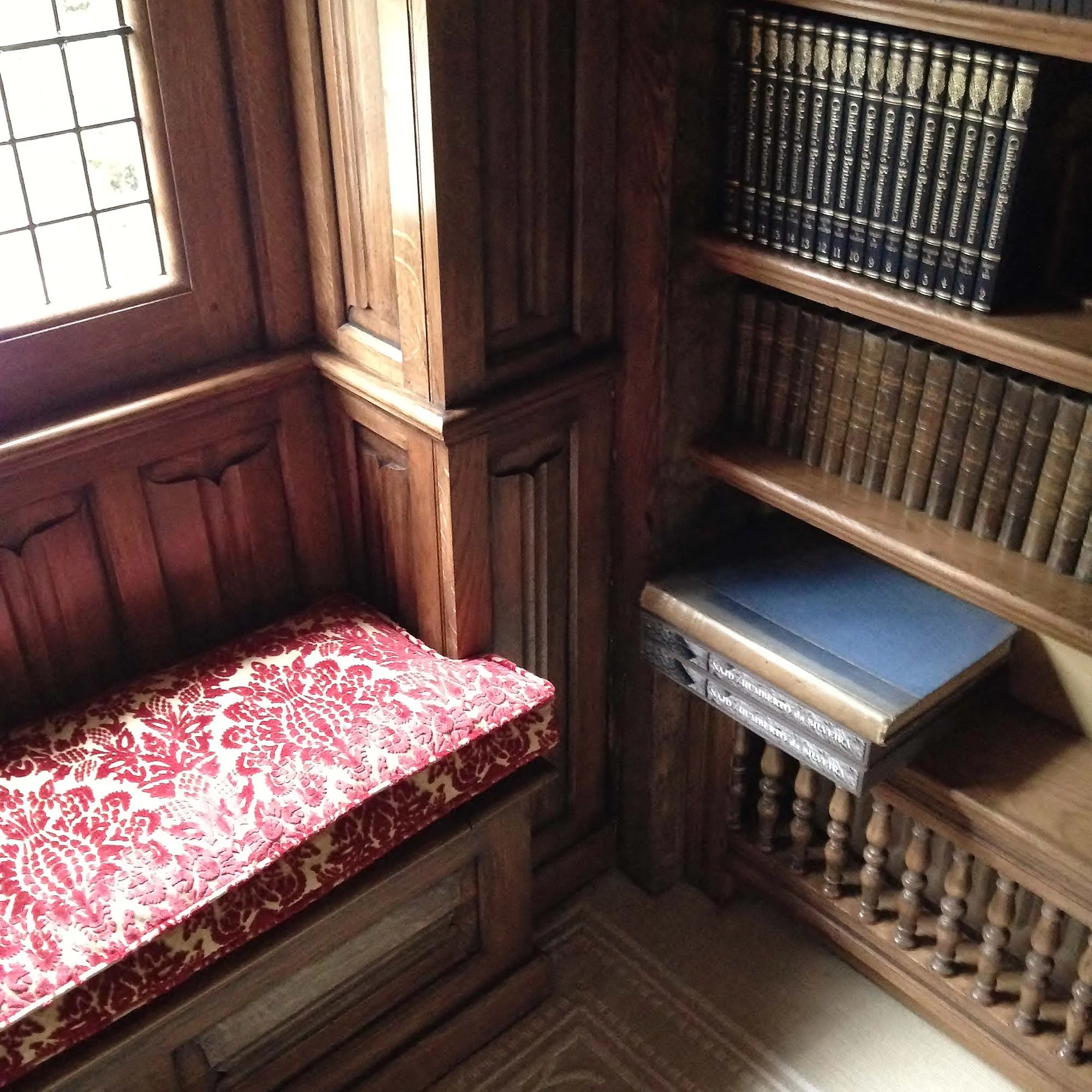 16th Century Style Oak Panelling and Window Seat // Project 1190