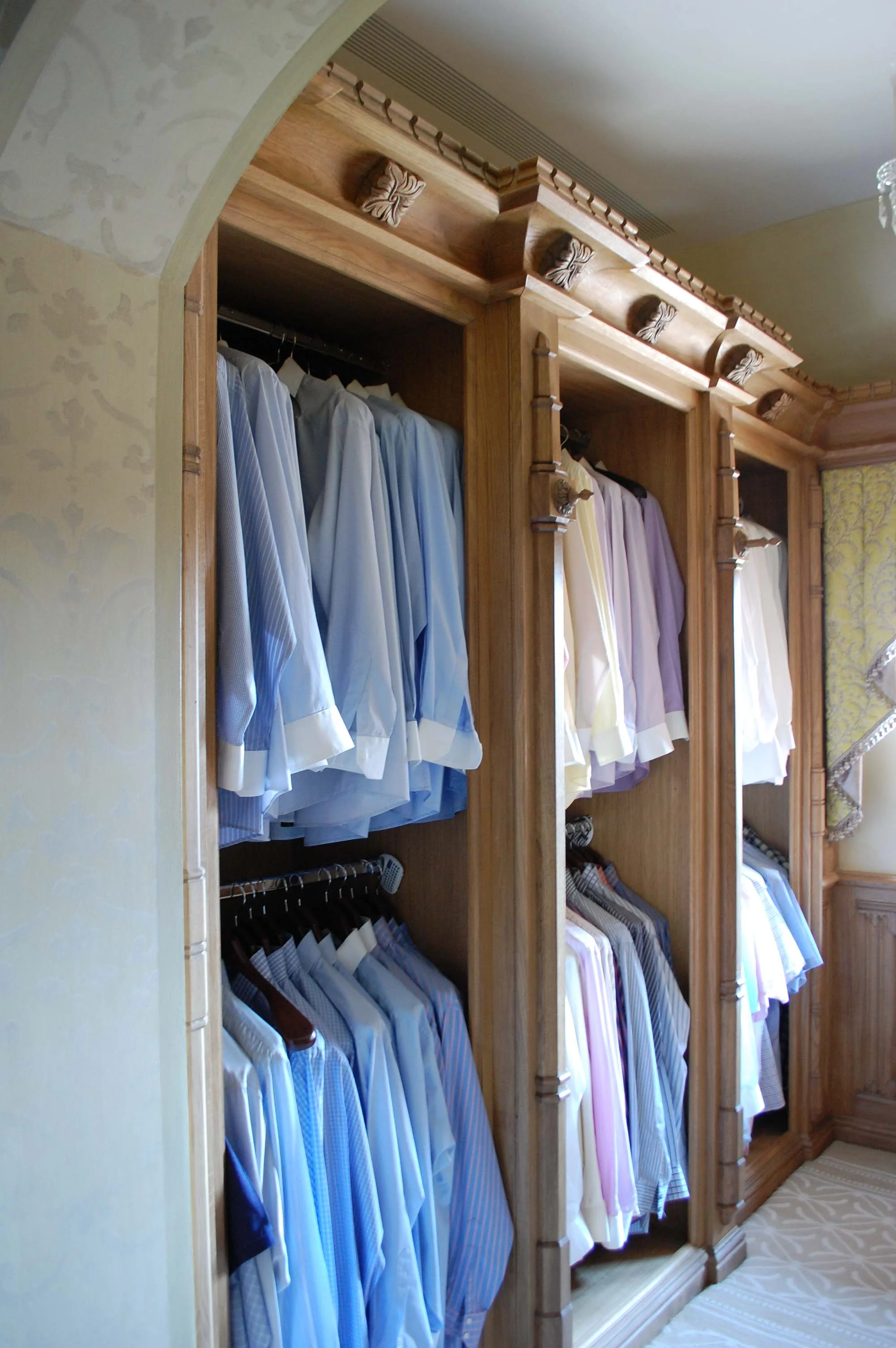 Oak panelled room a tradtional gentlemans bespoke dressing room.JPG
