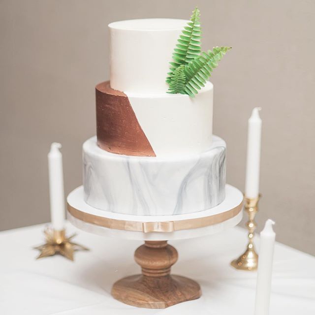 Seriously can't believe the holidays are over and we're already approaching February!! Time sure flies when you're busy and already knee deep in wedding cakes! I'm trying to keep up with my emails as best as I can so I completely apologize if it's ta