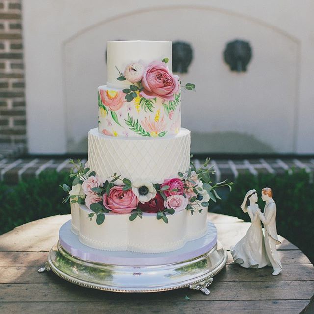 Happy Spring! #abcdcakes #abcdcakemake #charleston #charlestonbride #charlestonwedding #chseats #holycityeats #charlestonbakery #charlestoncake #charlestonbaker #thomasbennetthouse #bestdayever #weddingcake #weddingday #handpainted #buttercream #spri