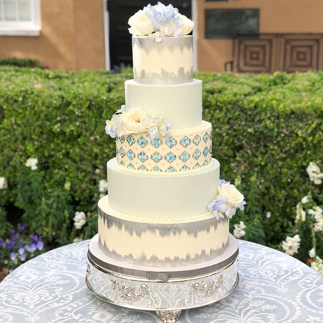 Your cake is a great way to incorporate some bold details into your big day! The pretty hand painted pattern matched the china! #abcdcakes #abcdcakemake #charleston #charlestonwedding #charlestonbride #charlestoncake #chatlestonbakery #weddingcake #c