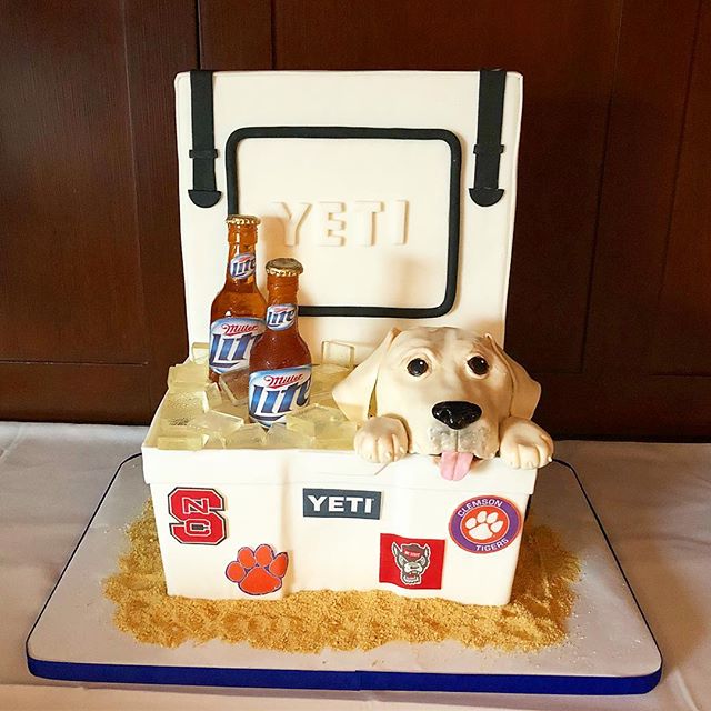 Grab your pup and your Yeti cooler on this lovely Sunday and head to the beach! #abcdcakes #abcdcakemake #charleston #charlestonwedding #charlestonbride #charlestoncake #charlestonbakery #chseats #holycityeats #buttercream #weddingcake #bestdayever #