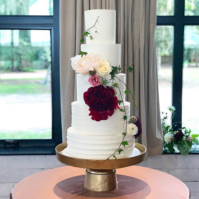 Hope your Saturday is as lovely as this cake 😘 #abcdcakes #charleston #charlestonbride #charlestonbakery #charlestonwedding #middletonplaceweddings #gardenparty #chseats #holycityeats #buttercream #buttercreamweddingcake #weddingcake #imsomartha #ma