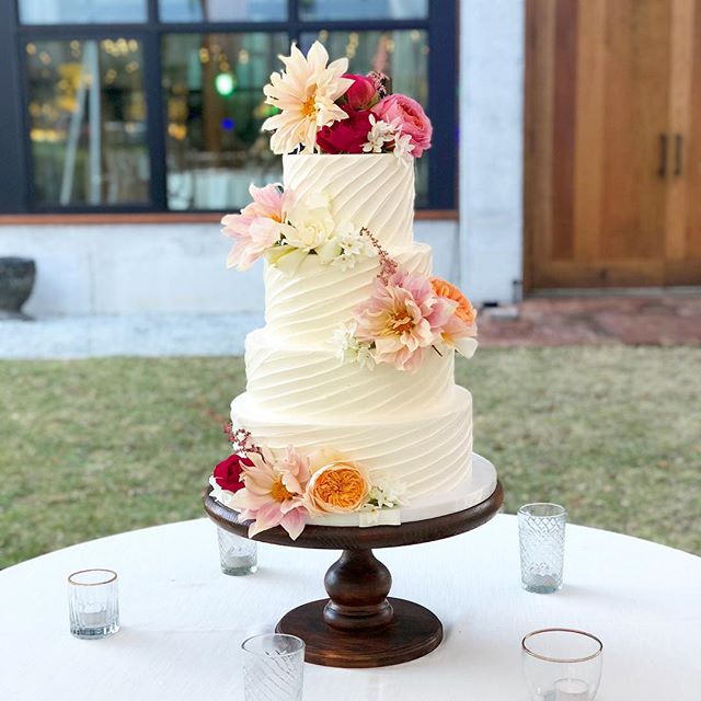 Everyday is #nationalcakeday for ABCD! #abcdcakes #charleston #charlestonwedding #charlestonbride #charlestonbakery #charlestoncakes #chseats #holycityeats #holycity #buttercream #weddingcake #marthastewartweddings #imsomartha #middletonplacewedding 