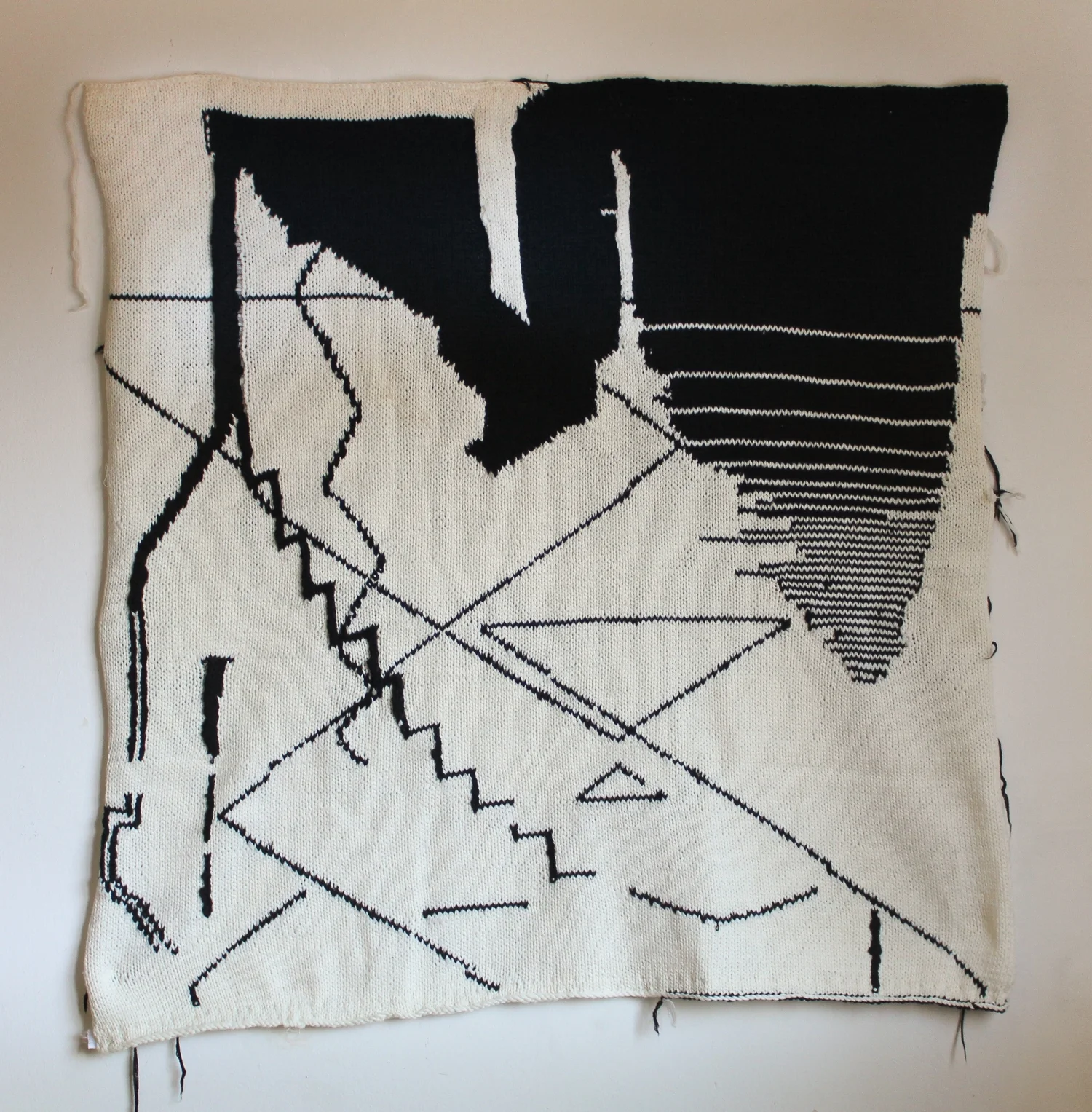 Pieza tejida a dos agujas. 100 % lana 82 cm x 82 cm Knitted piece. 100% wool 82 cm x 82 cm