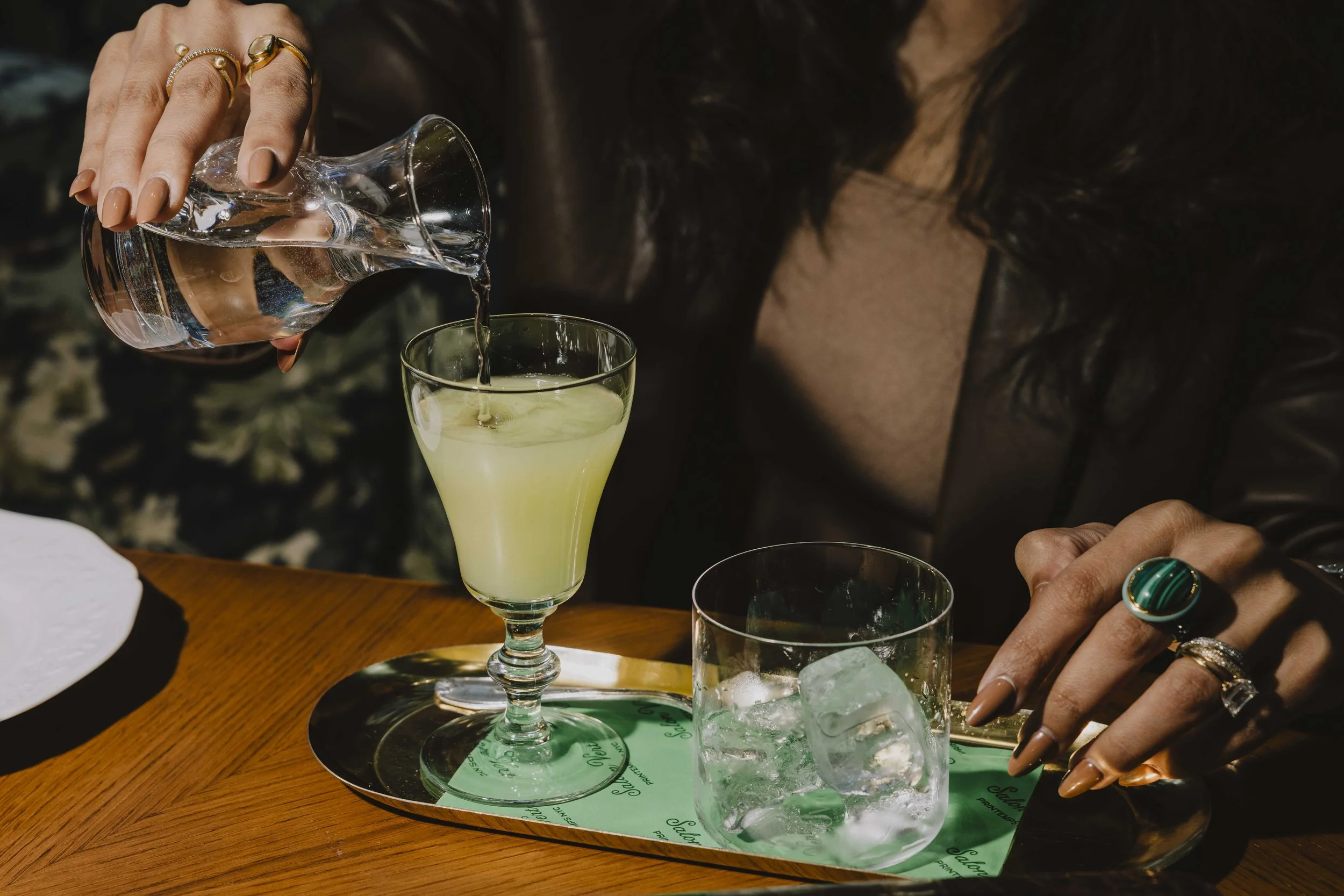 woman-pouring-pastis.jpg