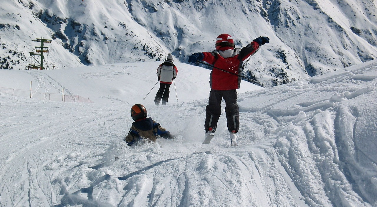skiers-1651849_1280.png