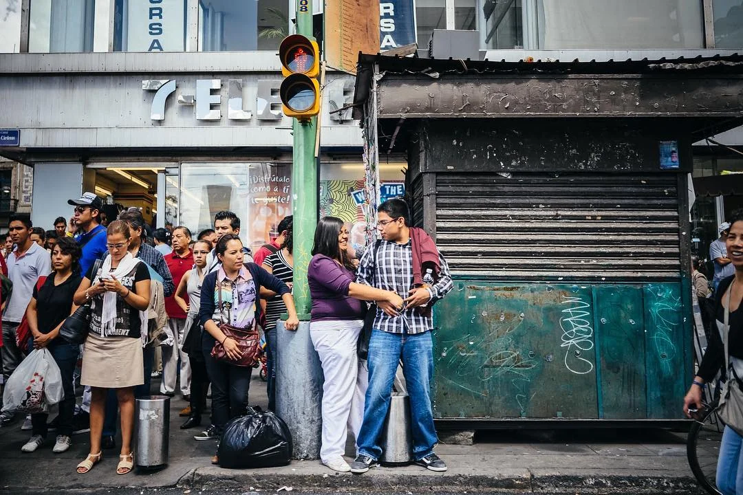 Hand in shirt #cdmx #photography #streetphotography #documentary #ciudaddemexico #mexicocity #peopleinframe #peoplewatching #mexico #love #emotional #streets