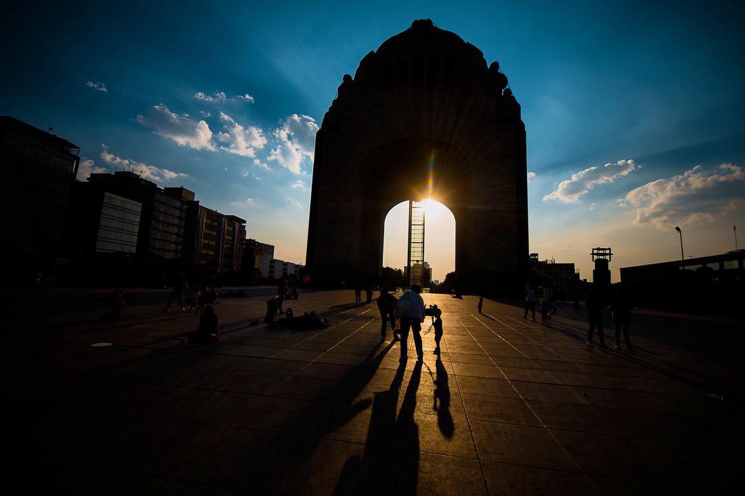Love sunsets in Mexico City. #cdmx #photography #mexico #sunset #nikon #sigma1020 #peoplewatching #mexicourbano #urbanphotography #streets
