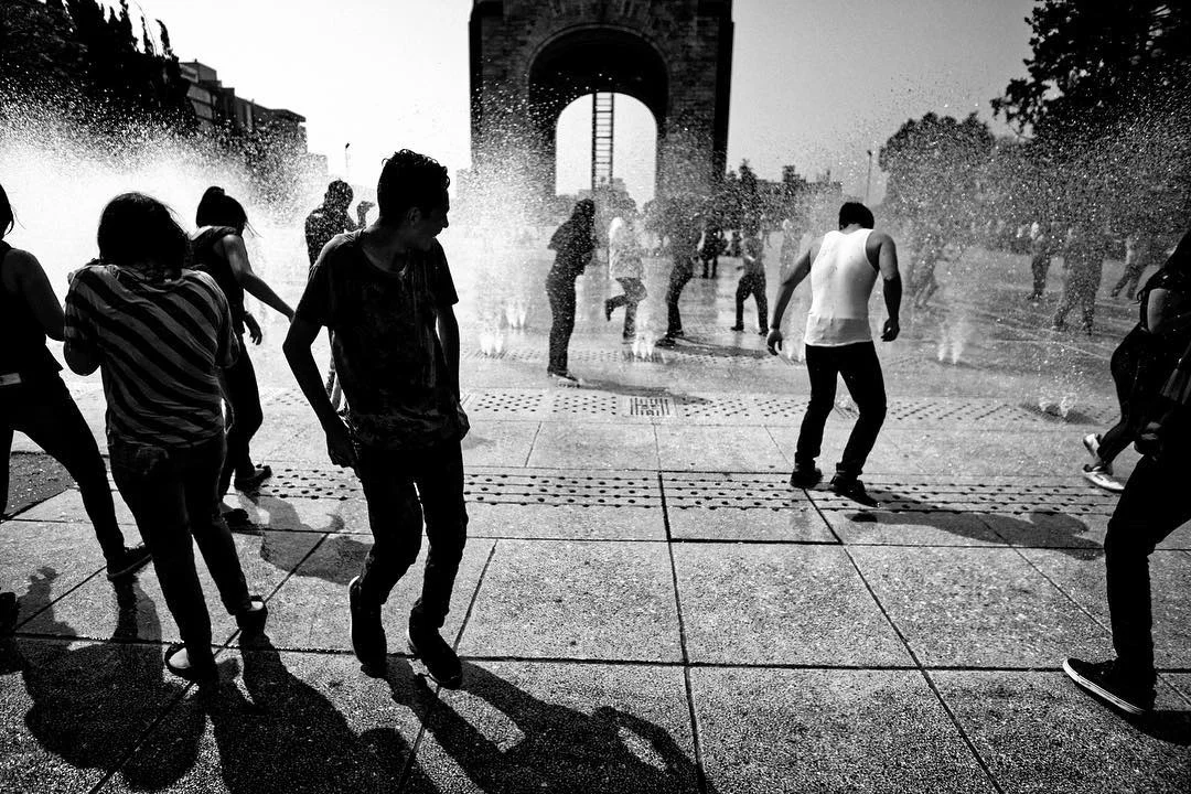 Cool off... #streetphotography #cdmx #bynmexico #samyang #sonya6000 #paisajecdmx #water #mexico #fotourbana #peopleinframe