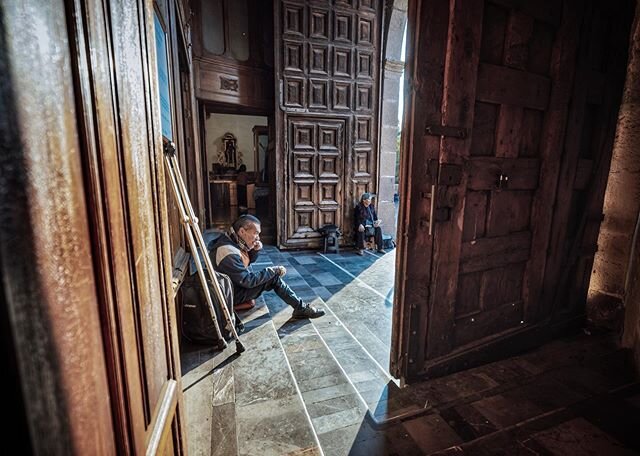 Entrance to Catholic temple - #Coyoac&aacute;n #CDMX #photography #streetgrammer #streetphotography_mexico #streetphotography #mexico #people #sony #rokinon14mm #fotodecalle