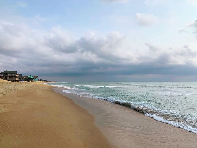 One year ago in OBX. Man what I&rsquo;d give to be there now and taking a brain break by the water.
.
.
.
#obx #obxnc #beachlife #beachdays #coastallife #oceanwaves #coastalliving