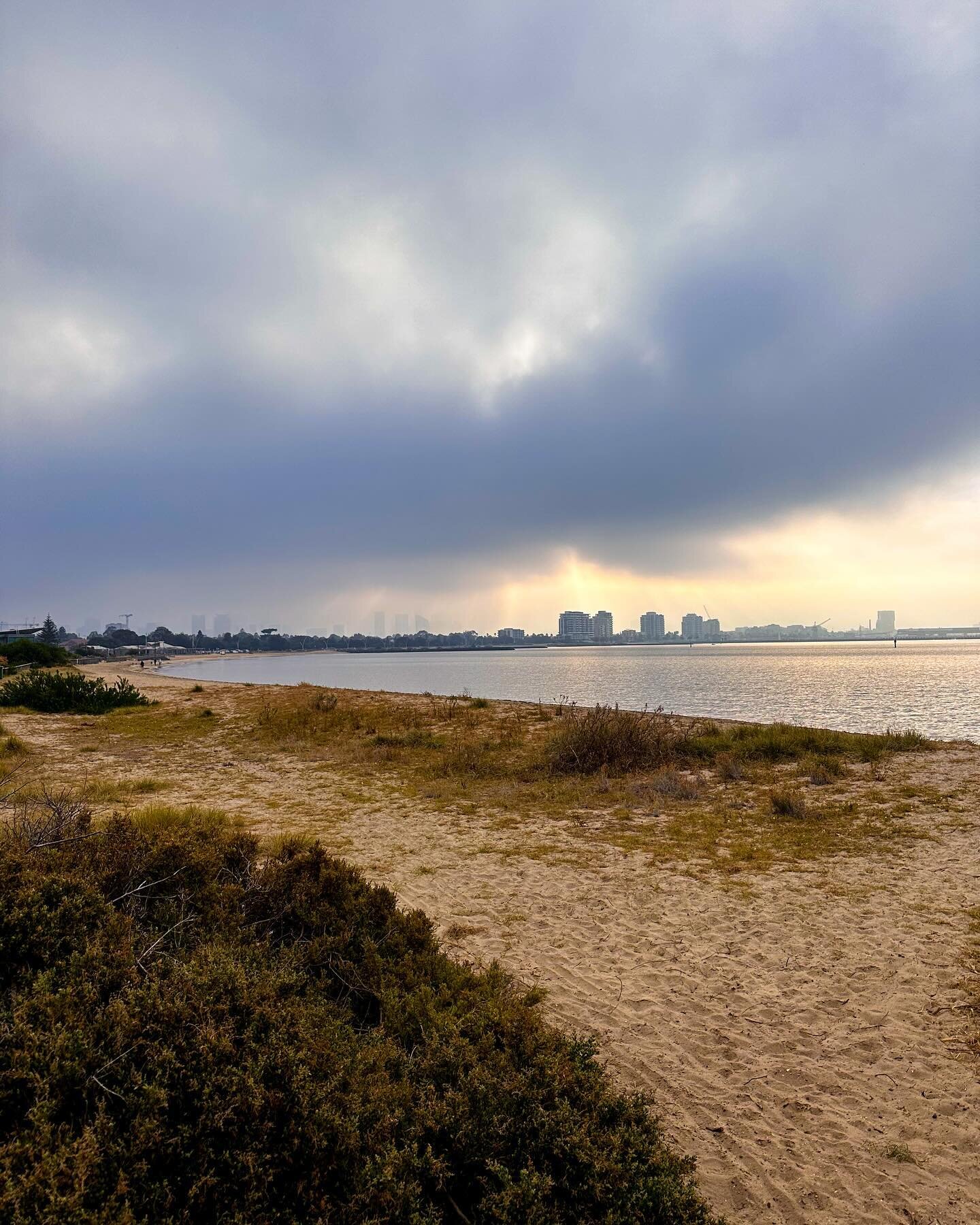 Foggy morning walk by the water. I can&rsquo;t figure out what Autumn in Melbourne feels like. It&rsquo;s not like anywhere I lived before, but I love it. Maybe a little bit California? Anyway, it&rsquo;s delightful. 

#autumninmelbourne #melbourneli