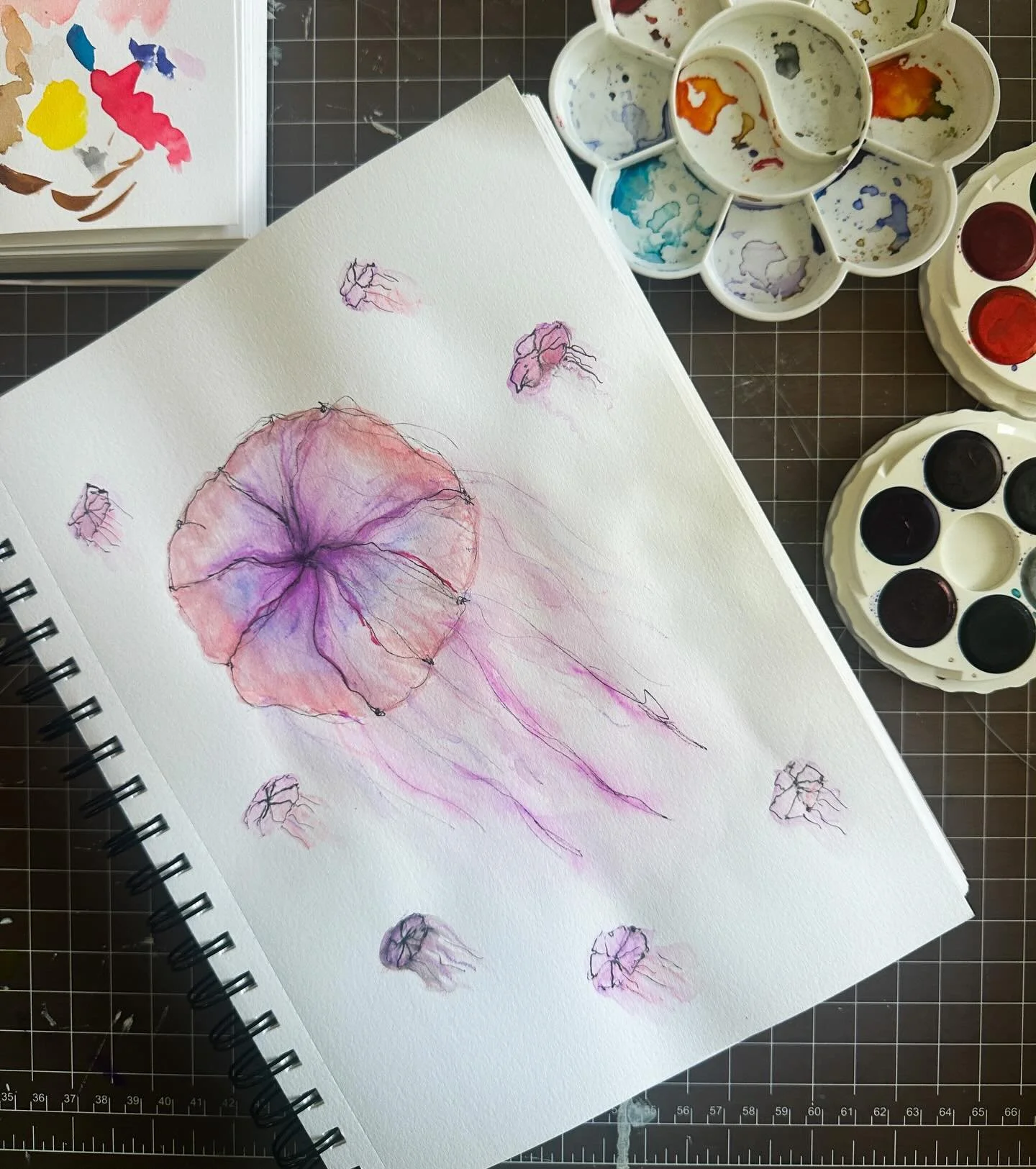 Jellyfish sketch. 

#marineart #jellyfishart #sketchbook #analoglife #sketching