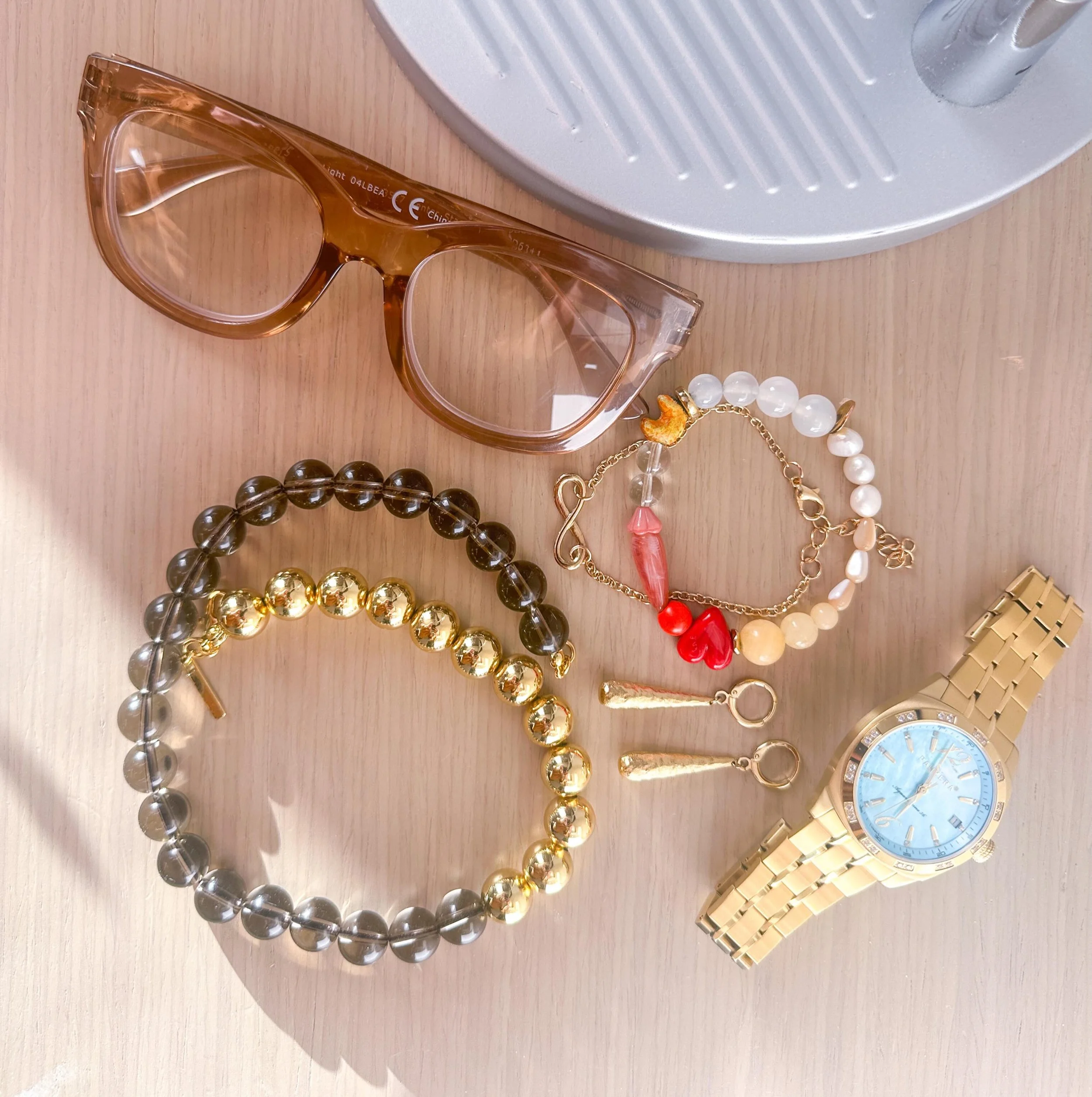 Big reading glasses are now a permanent part of the accessory rotation. 
#thisis40something #accessories #jewellery #instafashion #melbournestyle