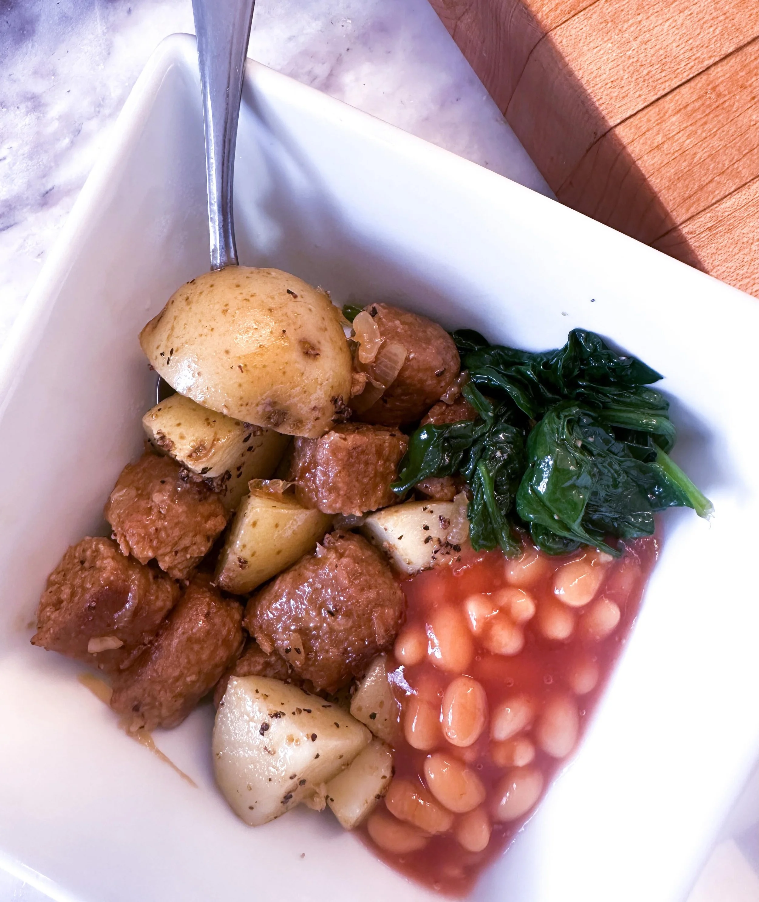 Slow Sunday morning today and a plant-based English breakfast (sort of). I used what I had in my fridge, which was plant-based sausage, spinach, potatoes, onion, and baked beans. 

#wintereats #cosyliving #sunday #melbournelife #plantbasedmeals