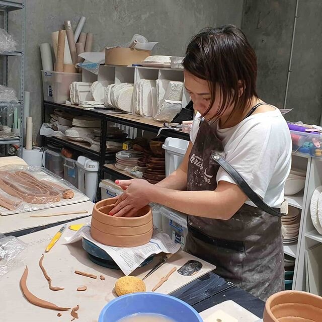 Our next courses in hand building begin on  Jan 29th. ✋
.
.
.
.
#student #handbuilding #potteryclasses #westernsuburbs