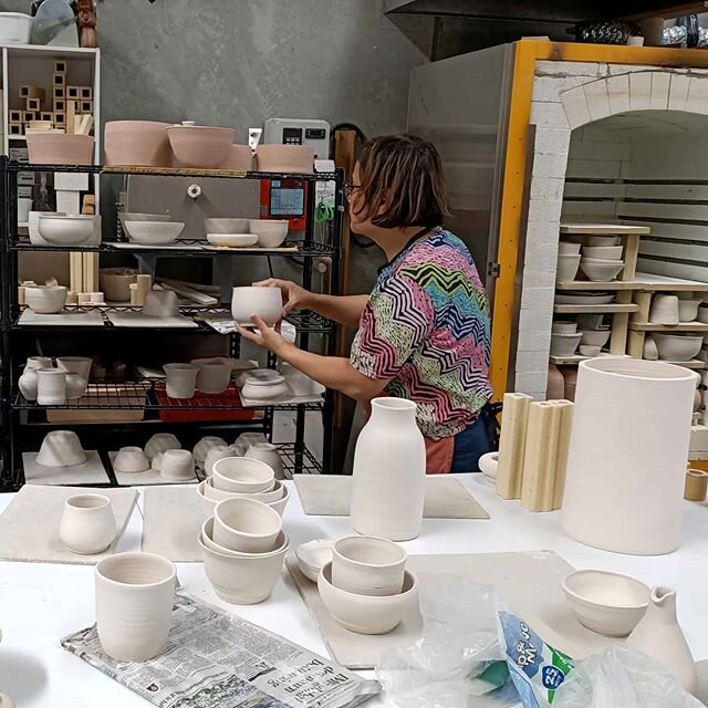 It's organised chaos here at Connie Lichti Ceramics. Step by step, pot by pot, these kilns will be loaded and student works will be glaze fired! 💪 In two weeks time our first One Day Workshops roll out with Porcelain Jewellery Making with @littletea