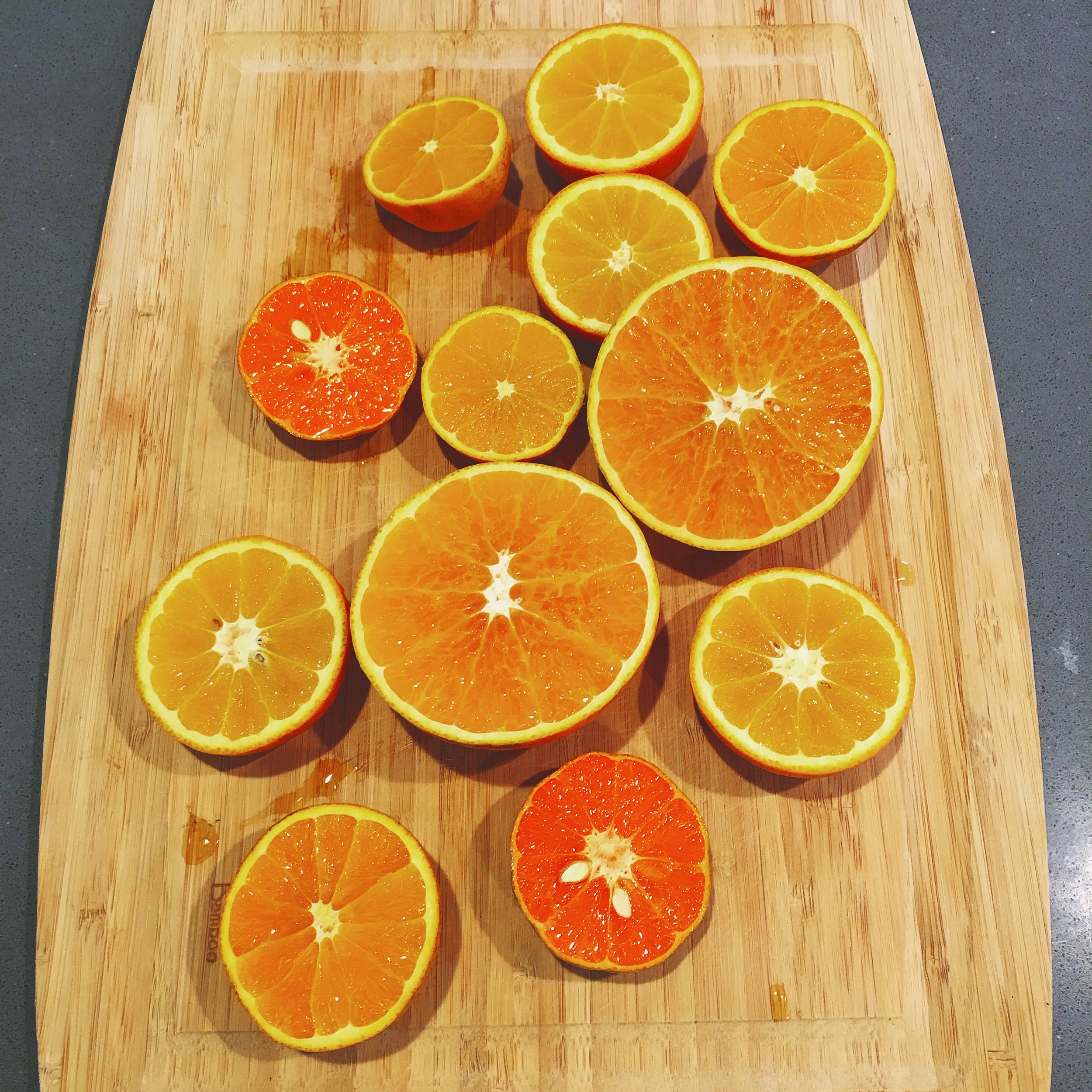 Rich in vitamin C: Fresh mandarins and oranges from our garden 