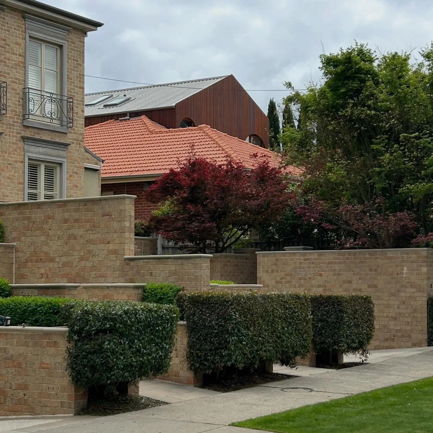 The team at Murphy Built doing an amazing job with the spotted gum arches in our Newtown renovation.