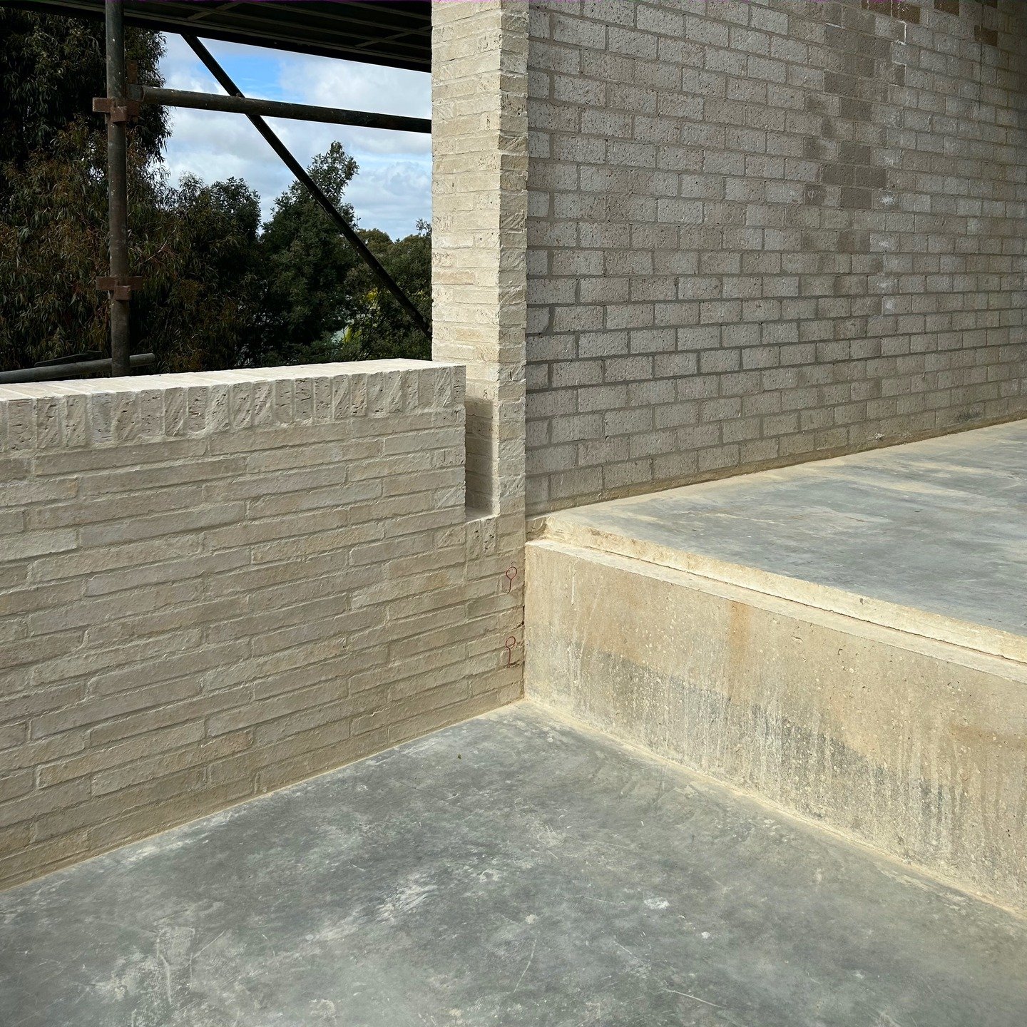 Brick balustrade at the Black Hill house.
.
.
.
#blackhillhouselsa #ballaratarchitecture #krausebricks #architecture #brickhouse #australianarchitecture #brickdetail #handmade