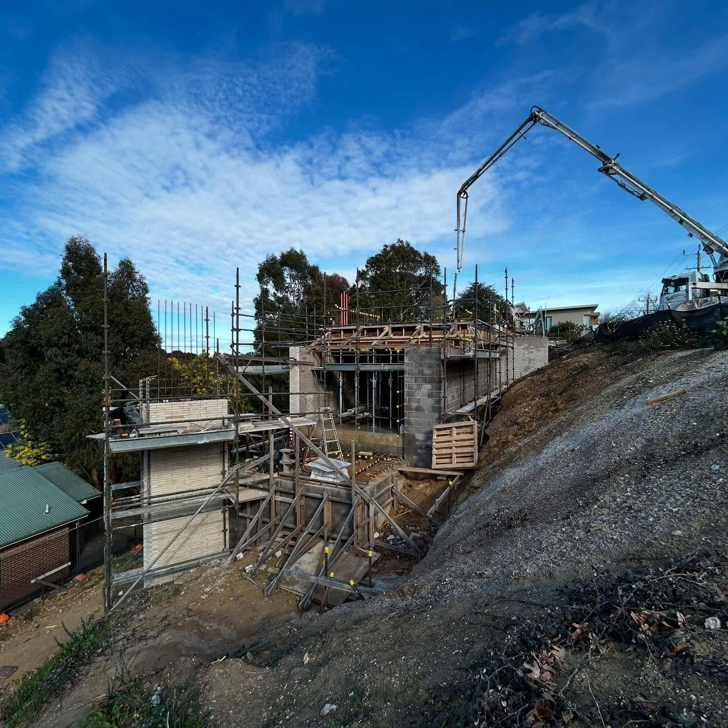 Slowly but surely coming out of the ground at the Black Hill house.
.
.
.
#blackhillhouselsa #ballaratarchitecture #krausebricks #architecture #brickhouse