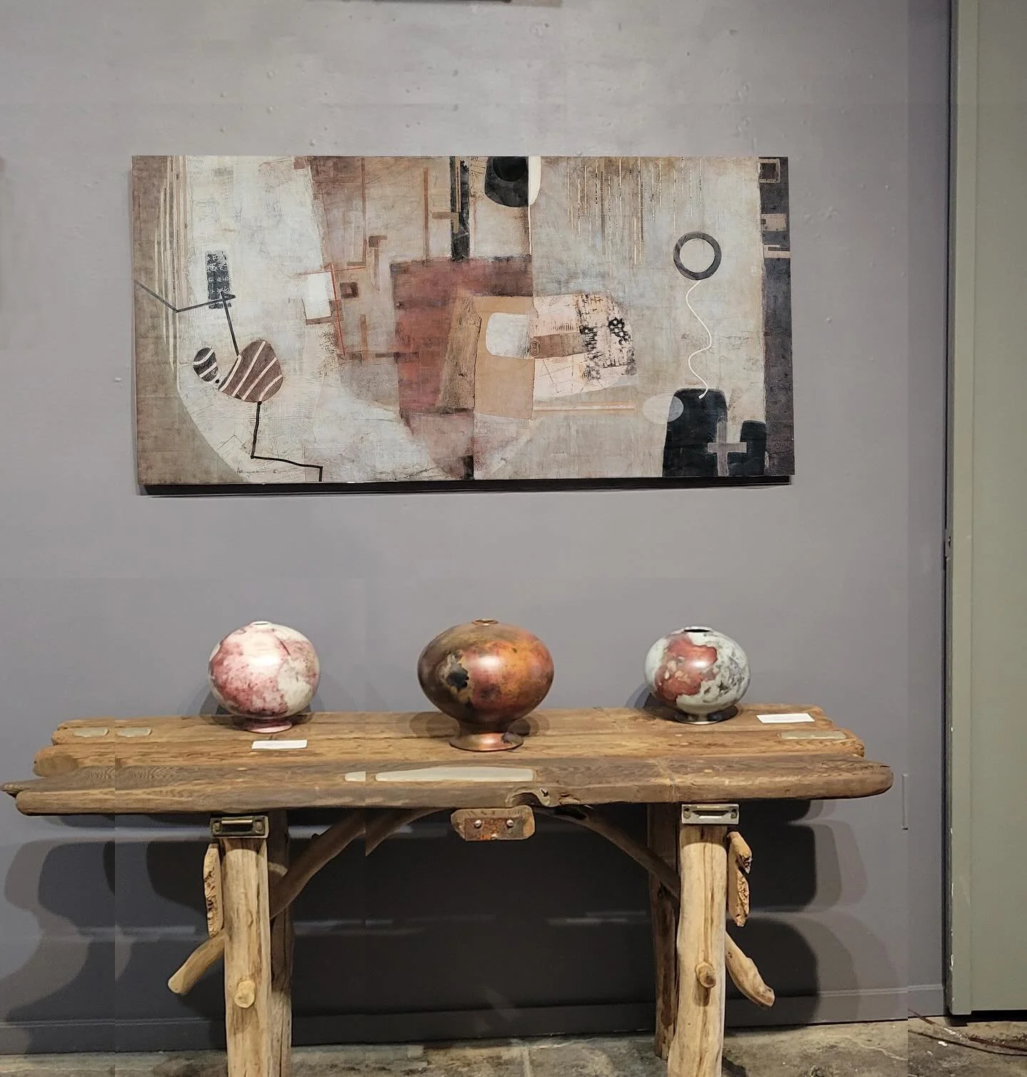 🔴 Grateful for the serendipity of art connections! The collector who bought this piece has also been helping hang shows at @lynn_hanson_gallery. I&rsquo;m so touched by how art weaves people together&mdash;in the most unexpected and wonderful ways.