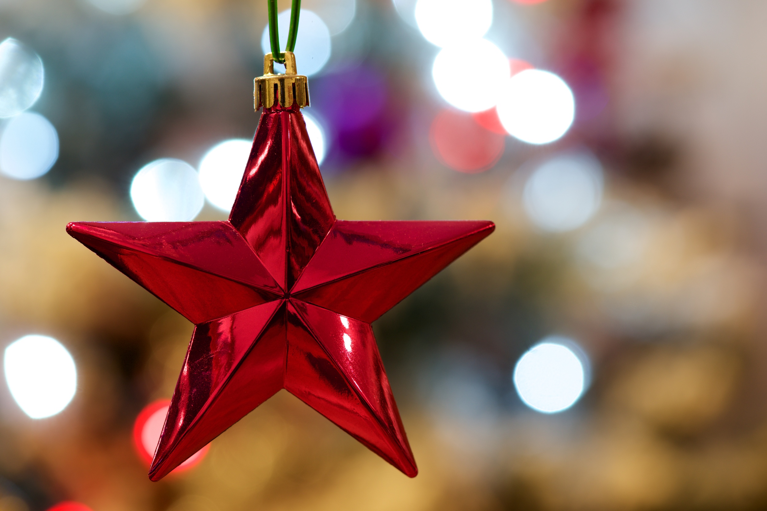 Every picture tells a story: Red Xmas tree star with bokeh lights