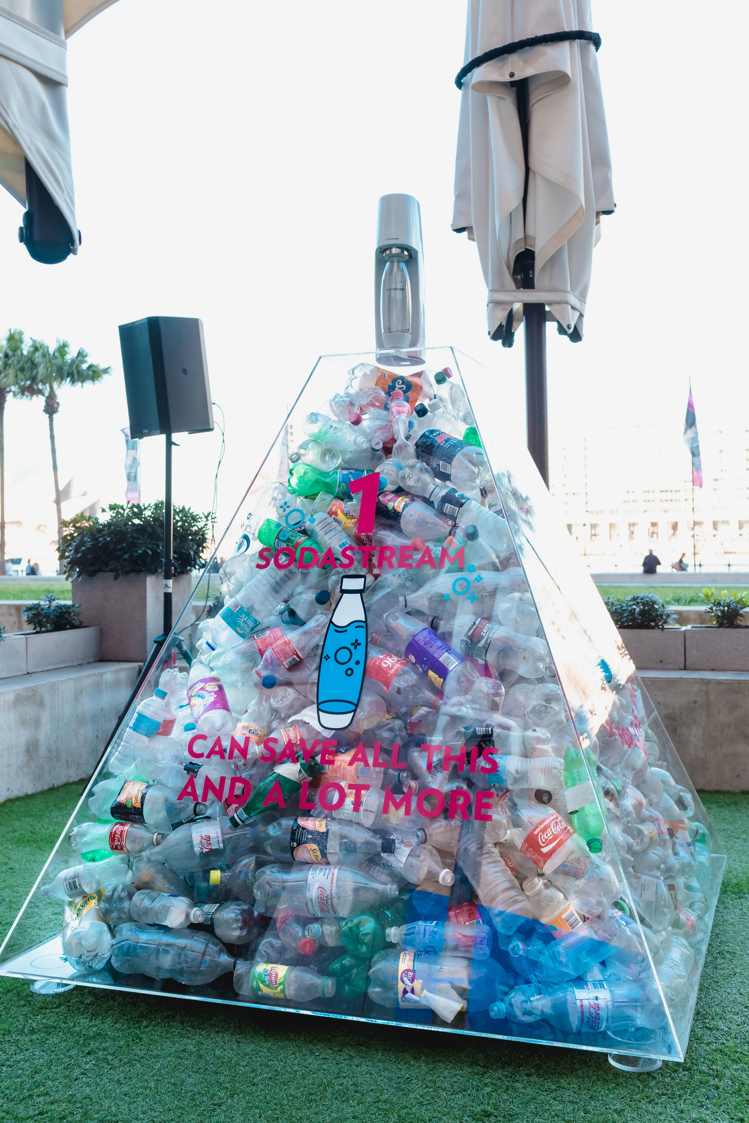SodaStream can save the average household over 2000 single-use plastic bottles from ending up in our oceans and environment. Amazing right? When you look at it like this, it’s phenomenal!