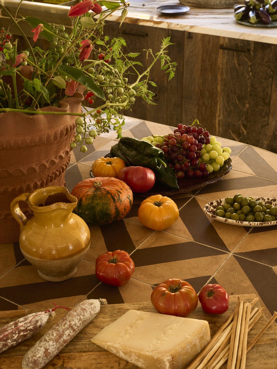 lo-scoglio-kitchen-bench-tiles-with-produce.jpg