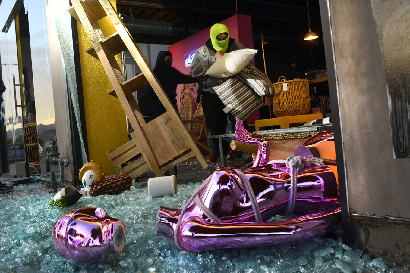  GEORGE FLOYD PROTESTS Looters liberate designer throw pillows from a luxury gift store on LaBrea Ave. 