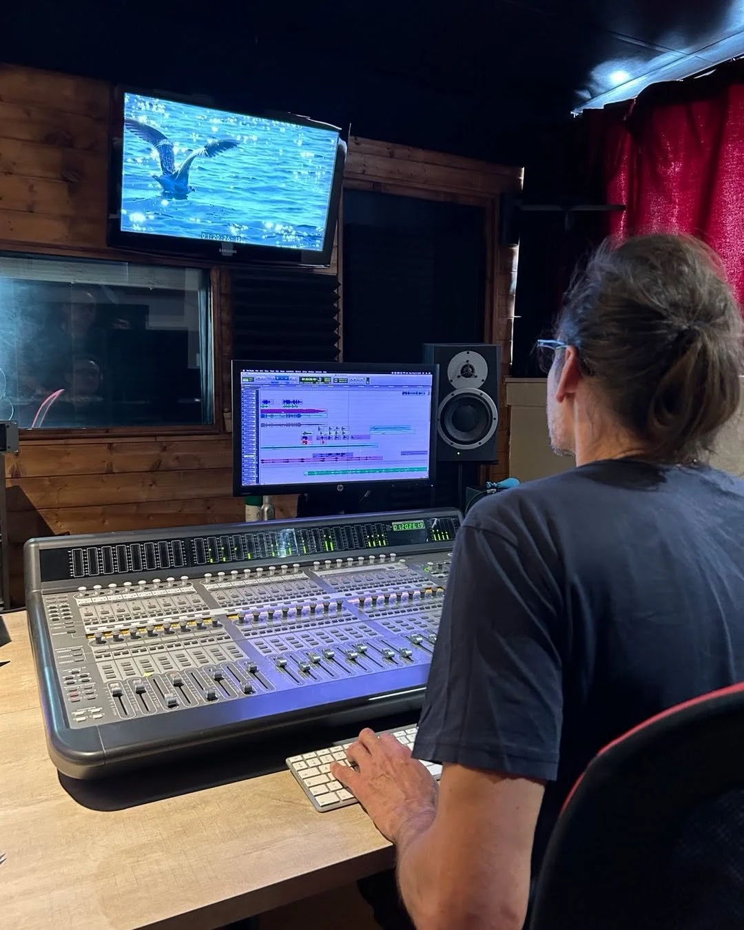 When you watch this photo : imagine the perfect mix&hellip; The right balance between live sounds, music, interviews and narration !!!
My man Eric did it (again) 
Thx so much the film sounds awesome !!!
&laquo;&nbsp;Jellyfish, the rulers of the ocean