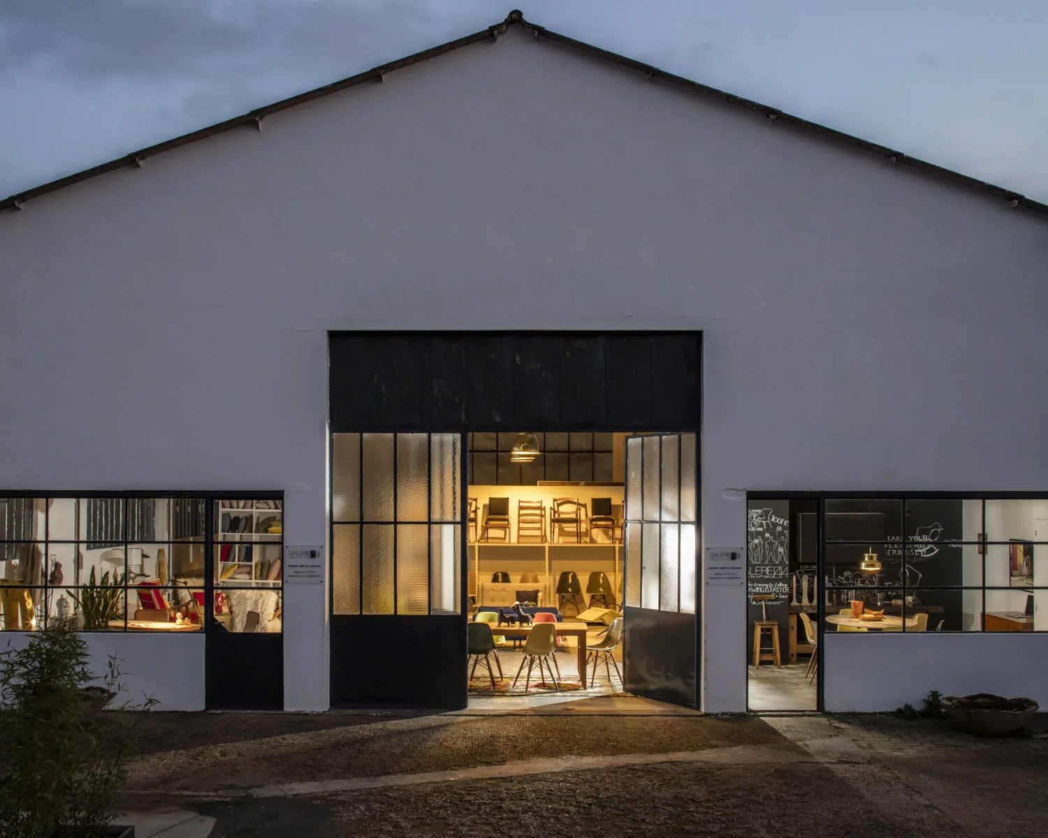 GALERIE 44 _ FACADE NUIT 1.JPG