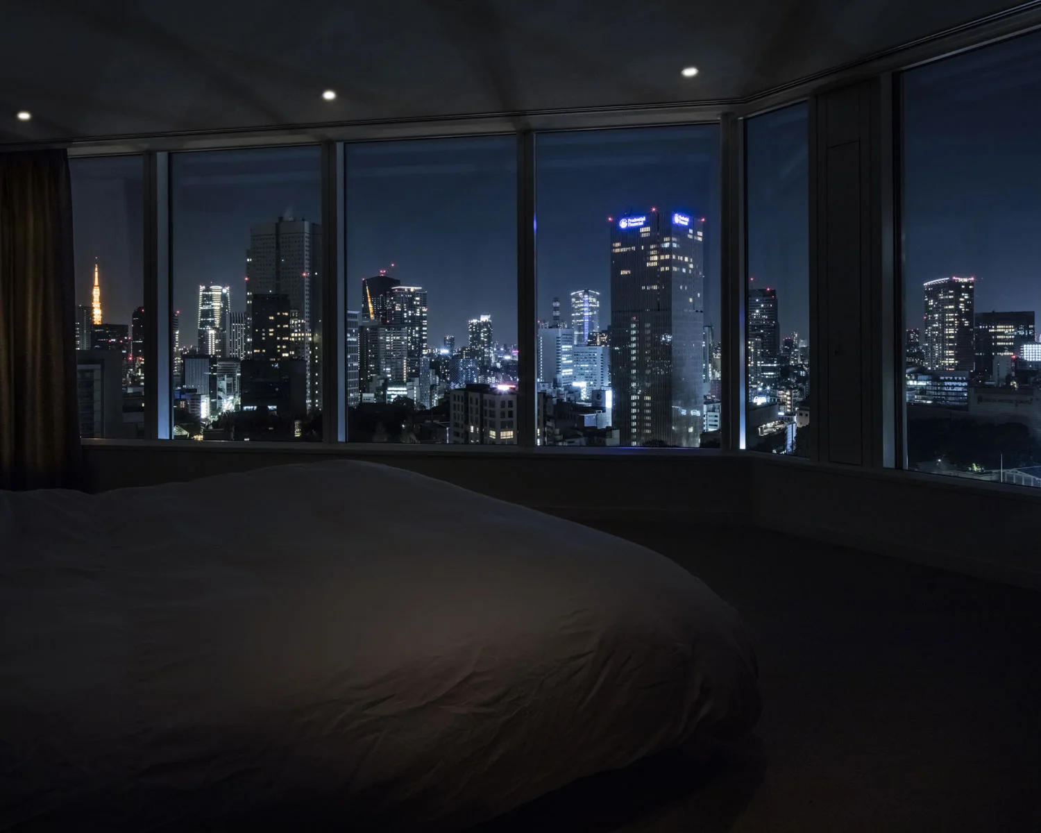 BEDROOM 1 NIGHT TIME.JPG