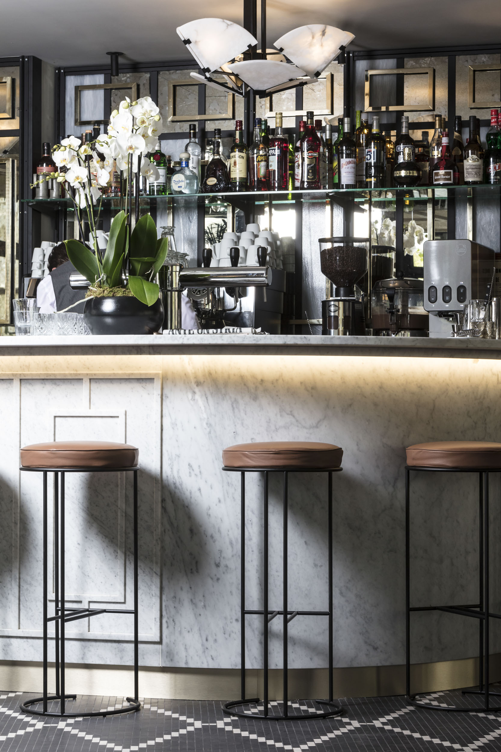 CAFE DU TROCADERO BAR A2.JPG