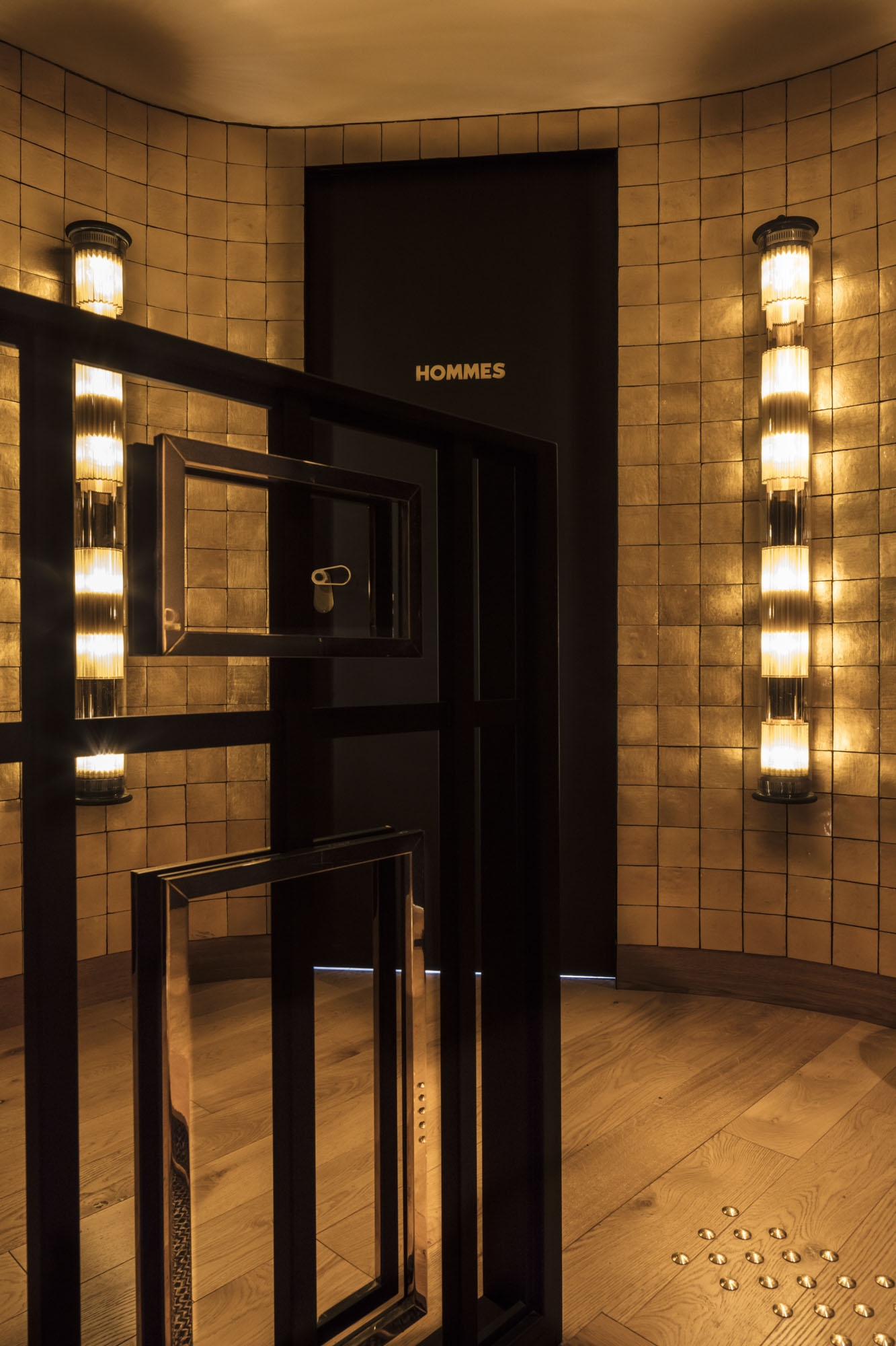 CAFE DU TROCADERO RESTROOMS A5.JPG