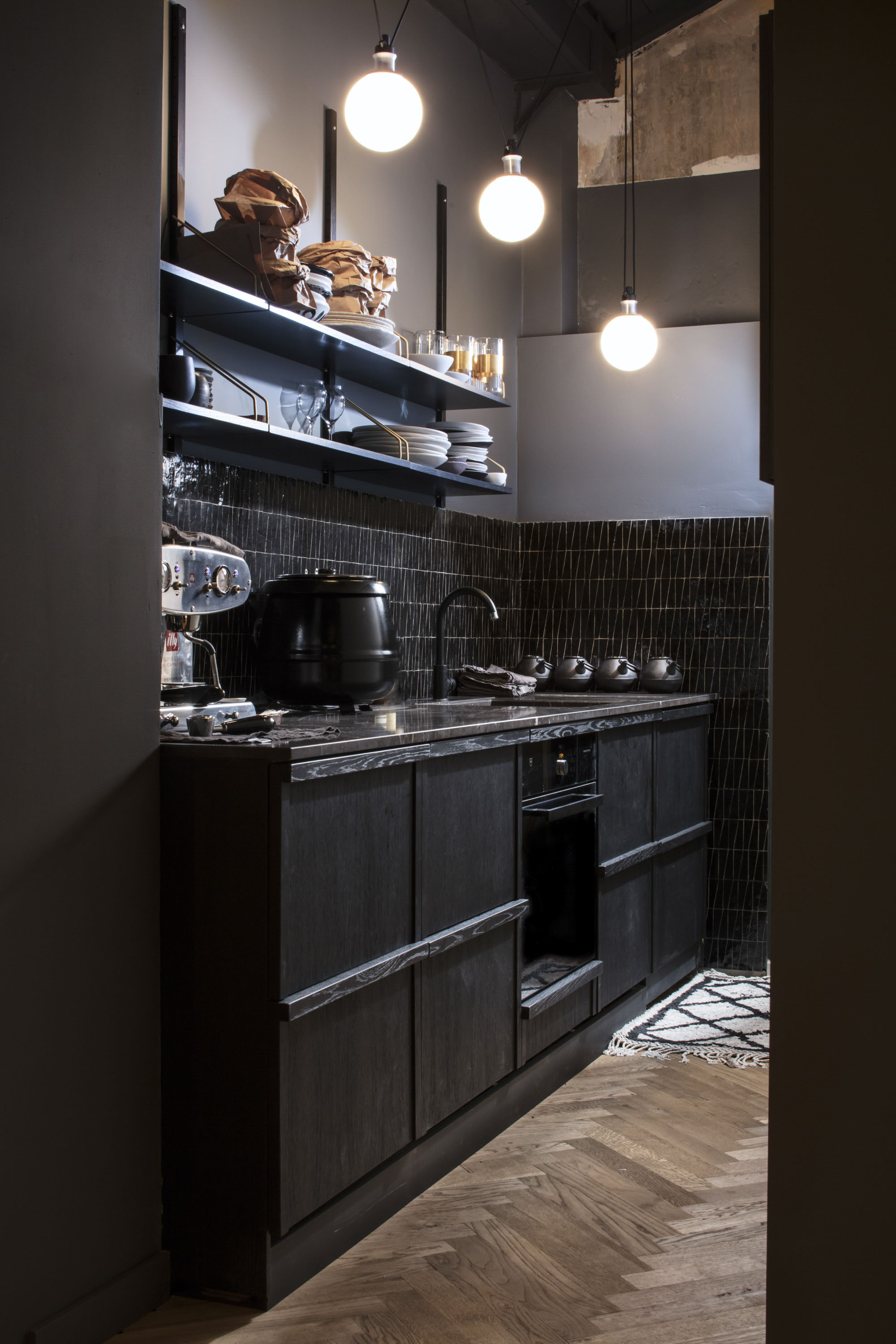 SHOWROOM MAISON HAND A52.JPG