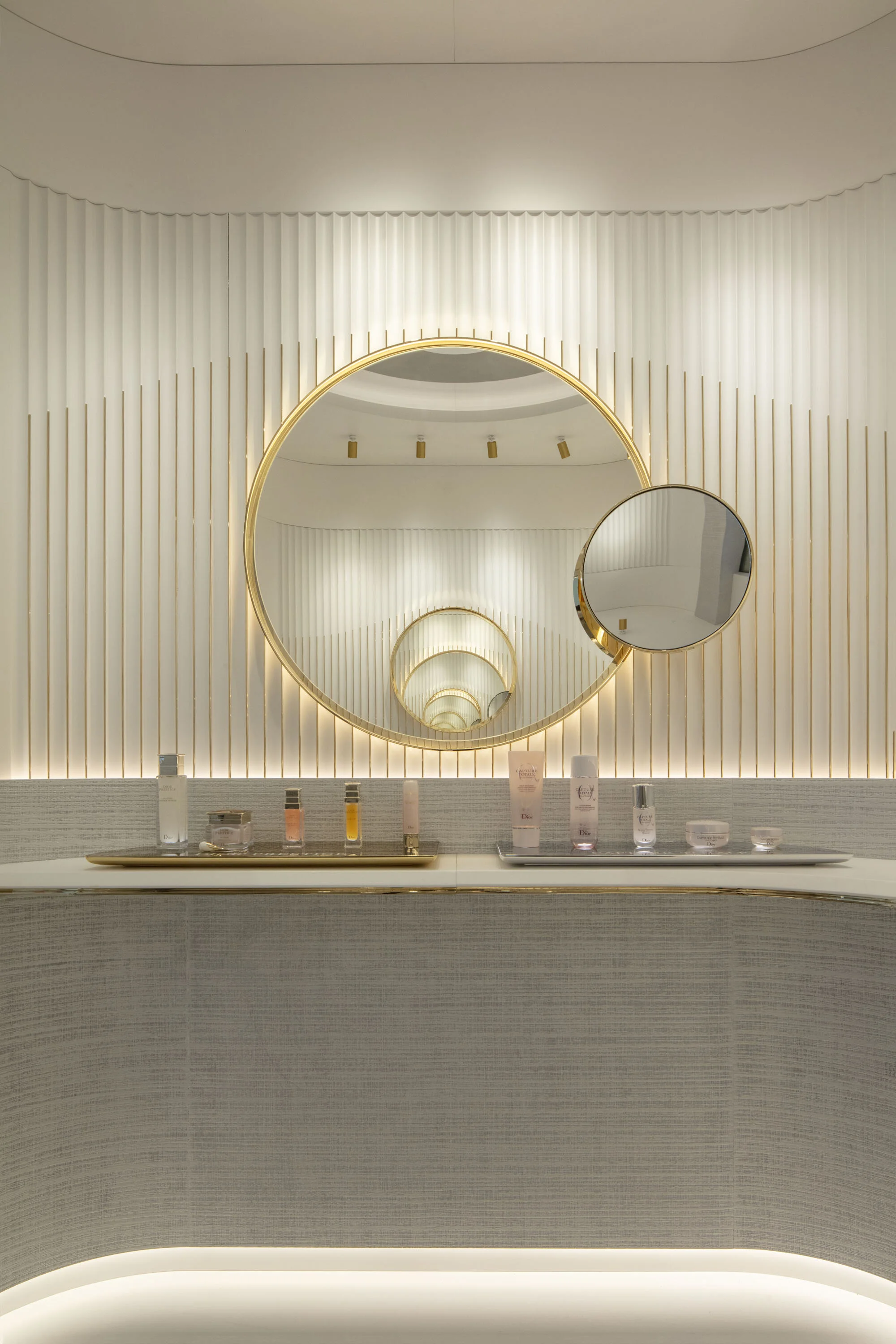 CHRISTIAN DIOR PARFUMS CABINE A2.JPG