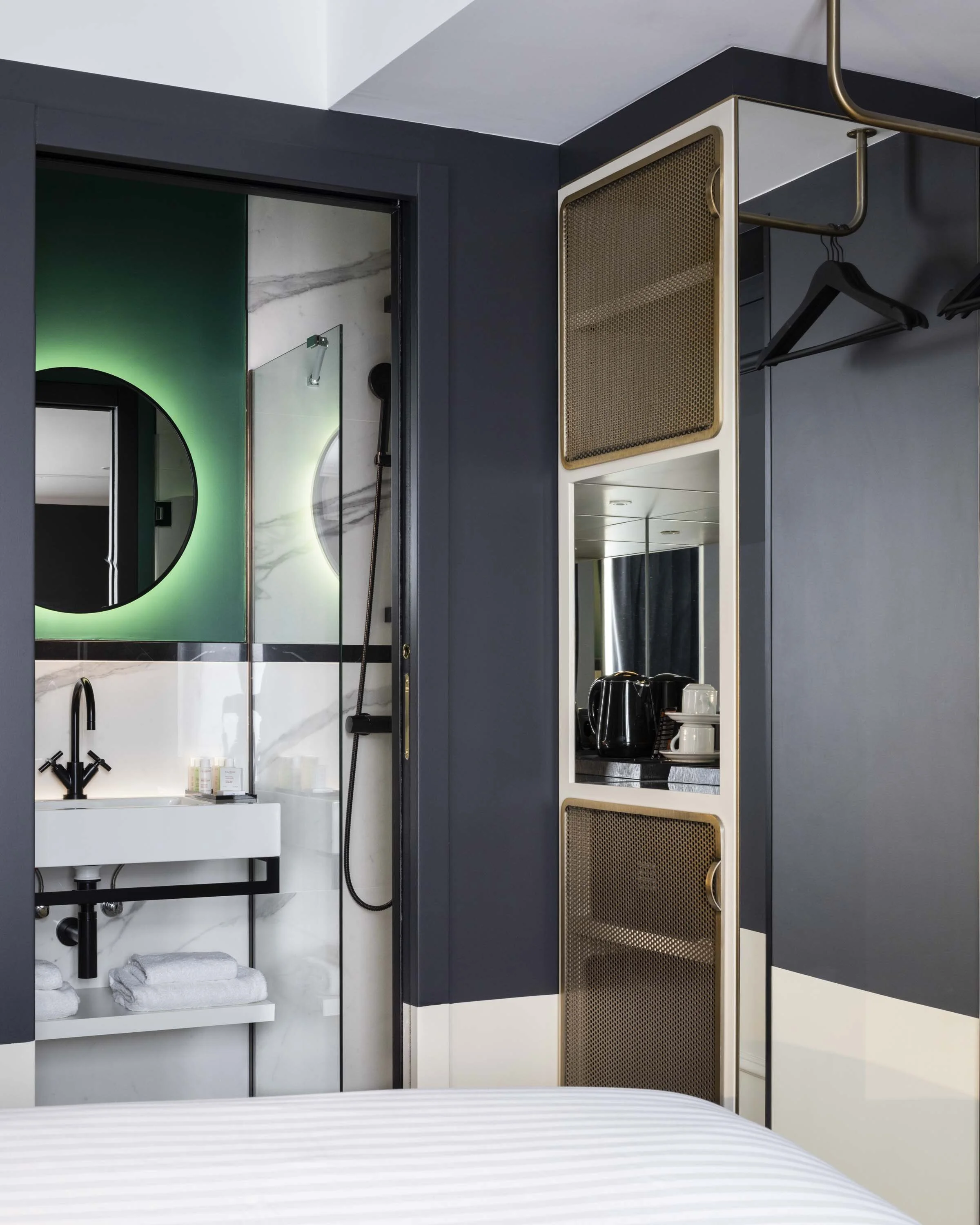 HOTEL PARISIANER CHAMBRE BLEUE SDB 2.JPG