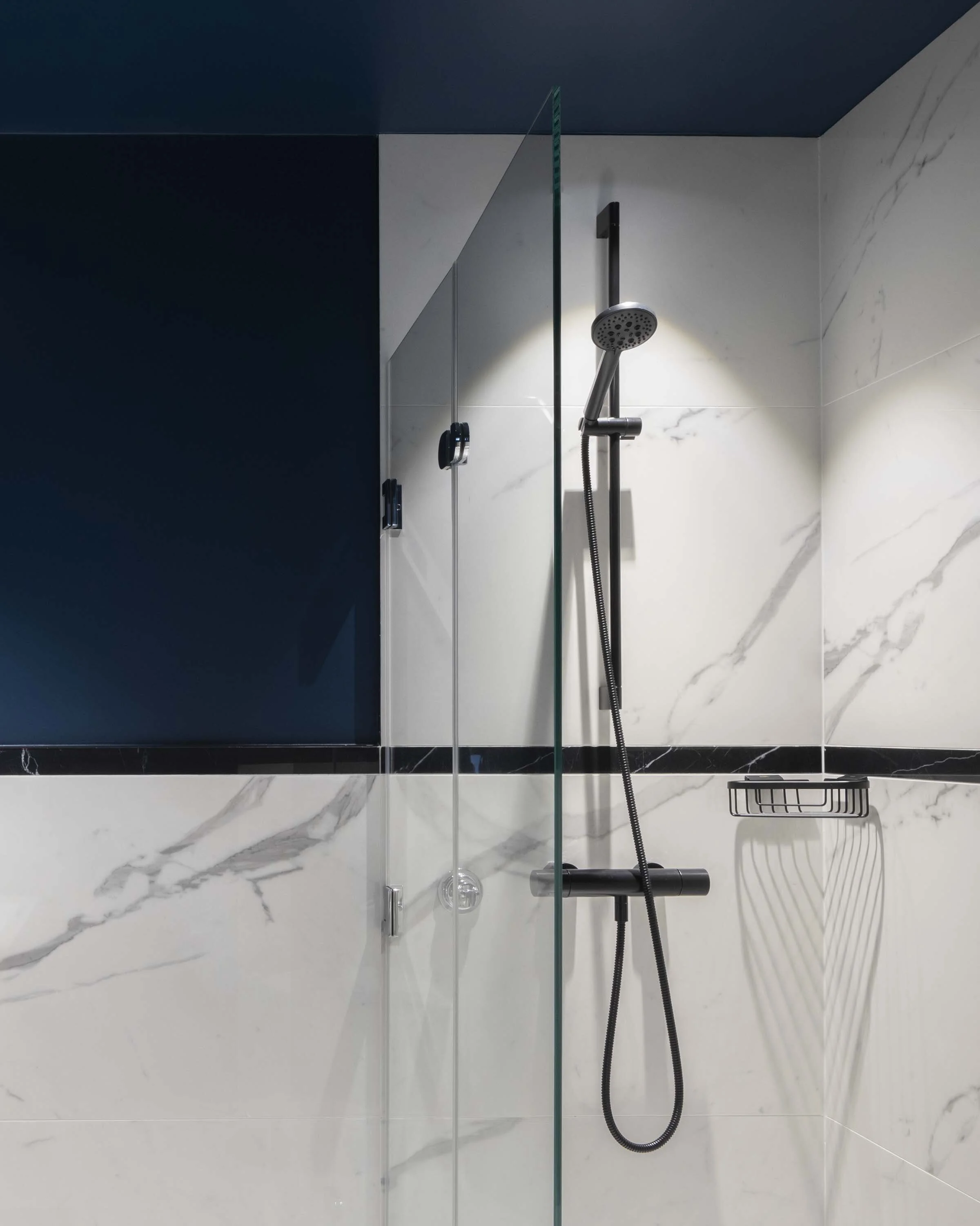 HOTEL PARISIANER CHAMBRE BLEUE CLAIR SDB 3.JPG