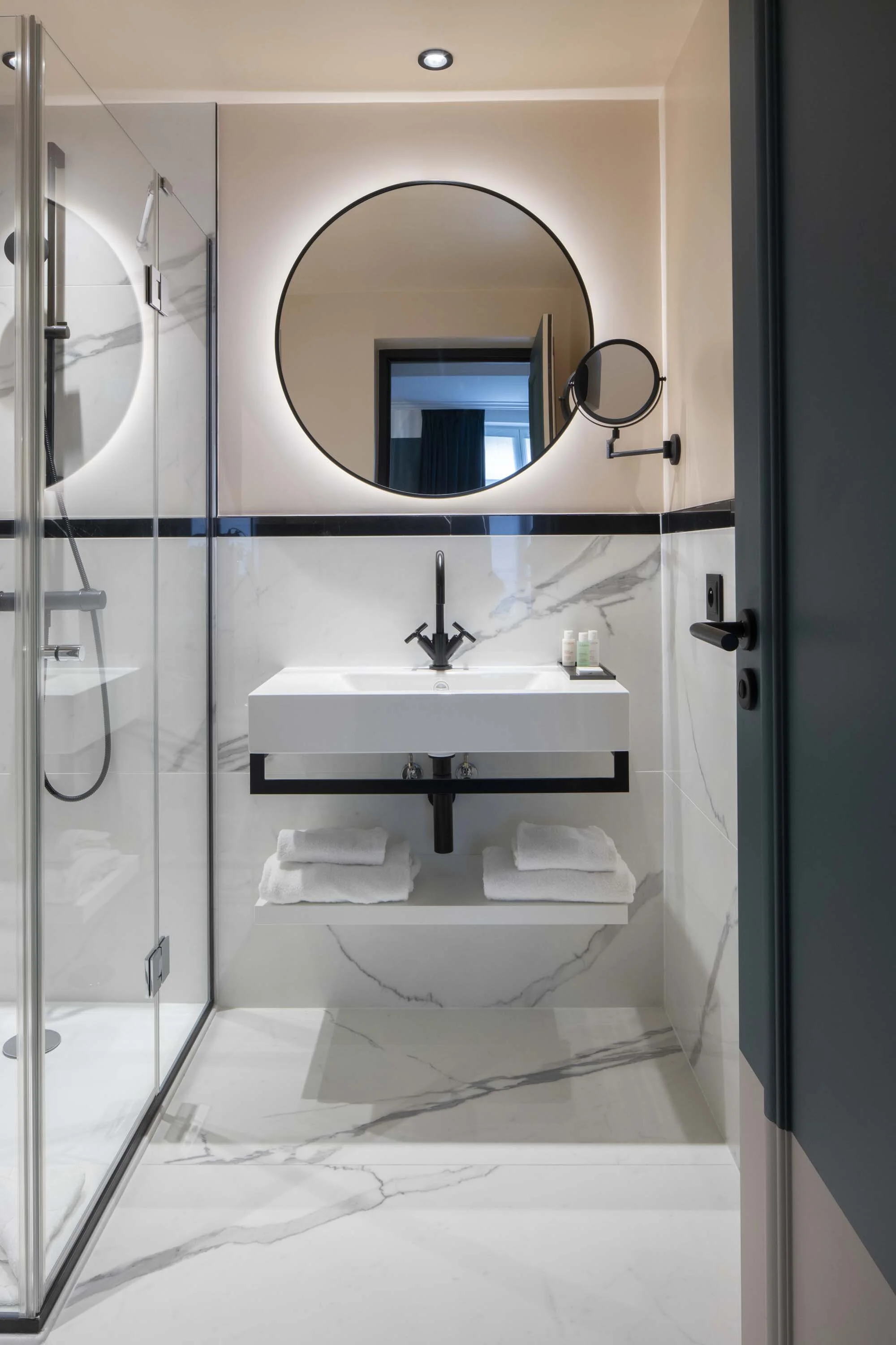 HOTEL PARISIANER SDB ROSE 1.JPG