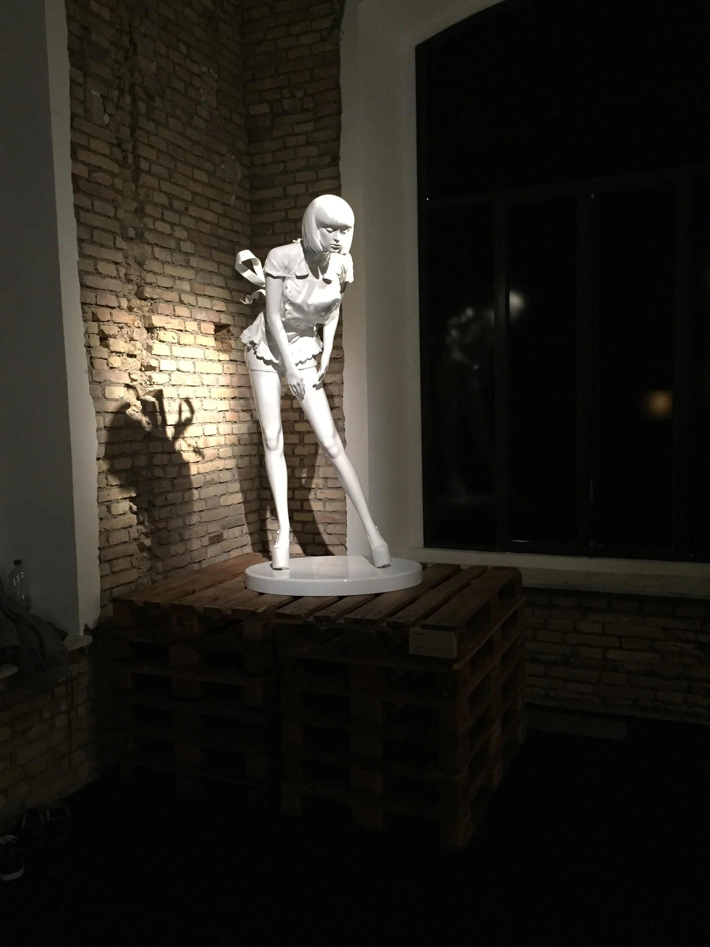 Puta, 2015, acrystal, acrylic paint, 180 x 80 x 60 cm