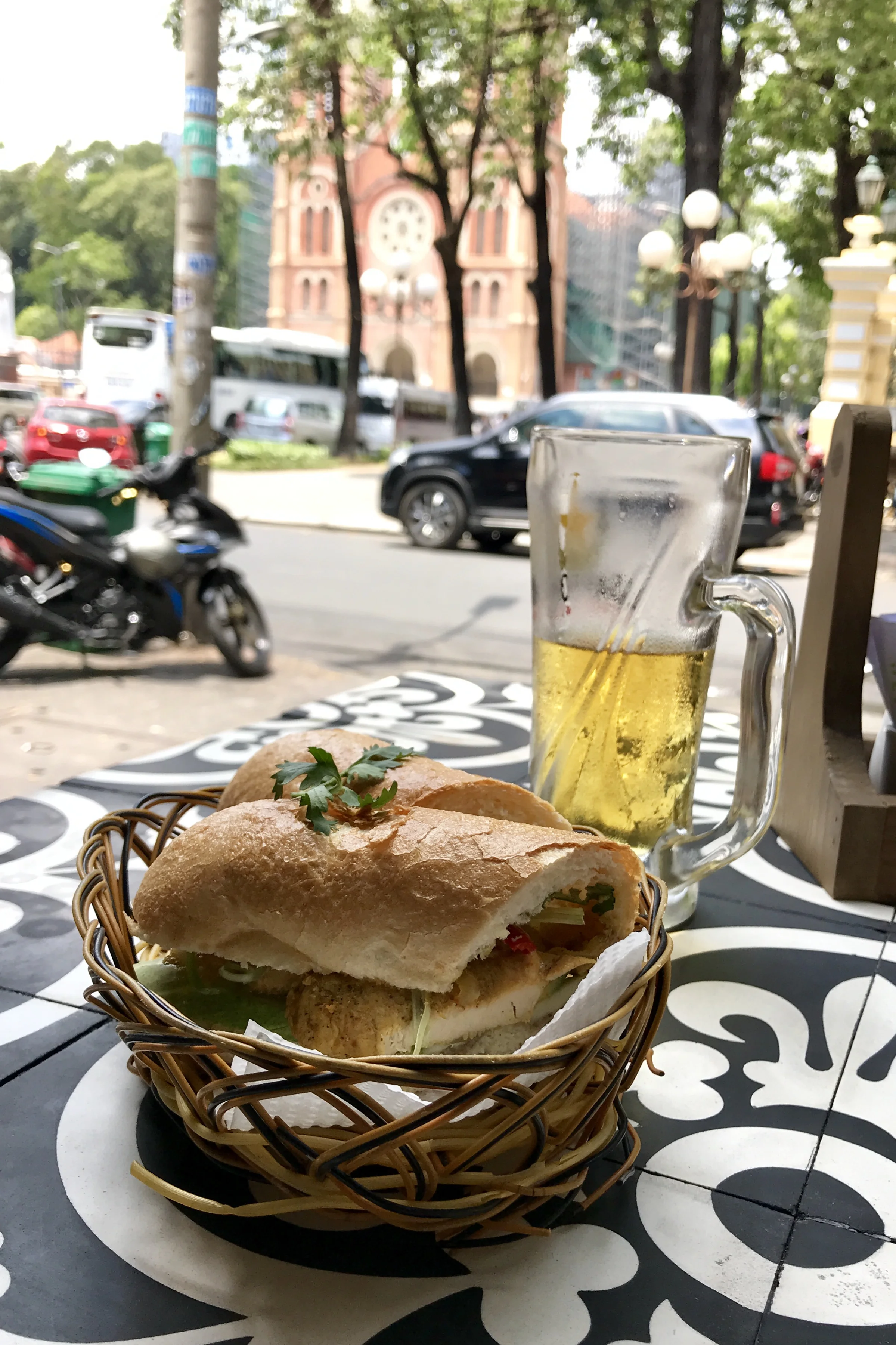 Vegetarian Báhn Mì with spicy tofu & 🍄 pate