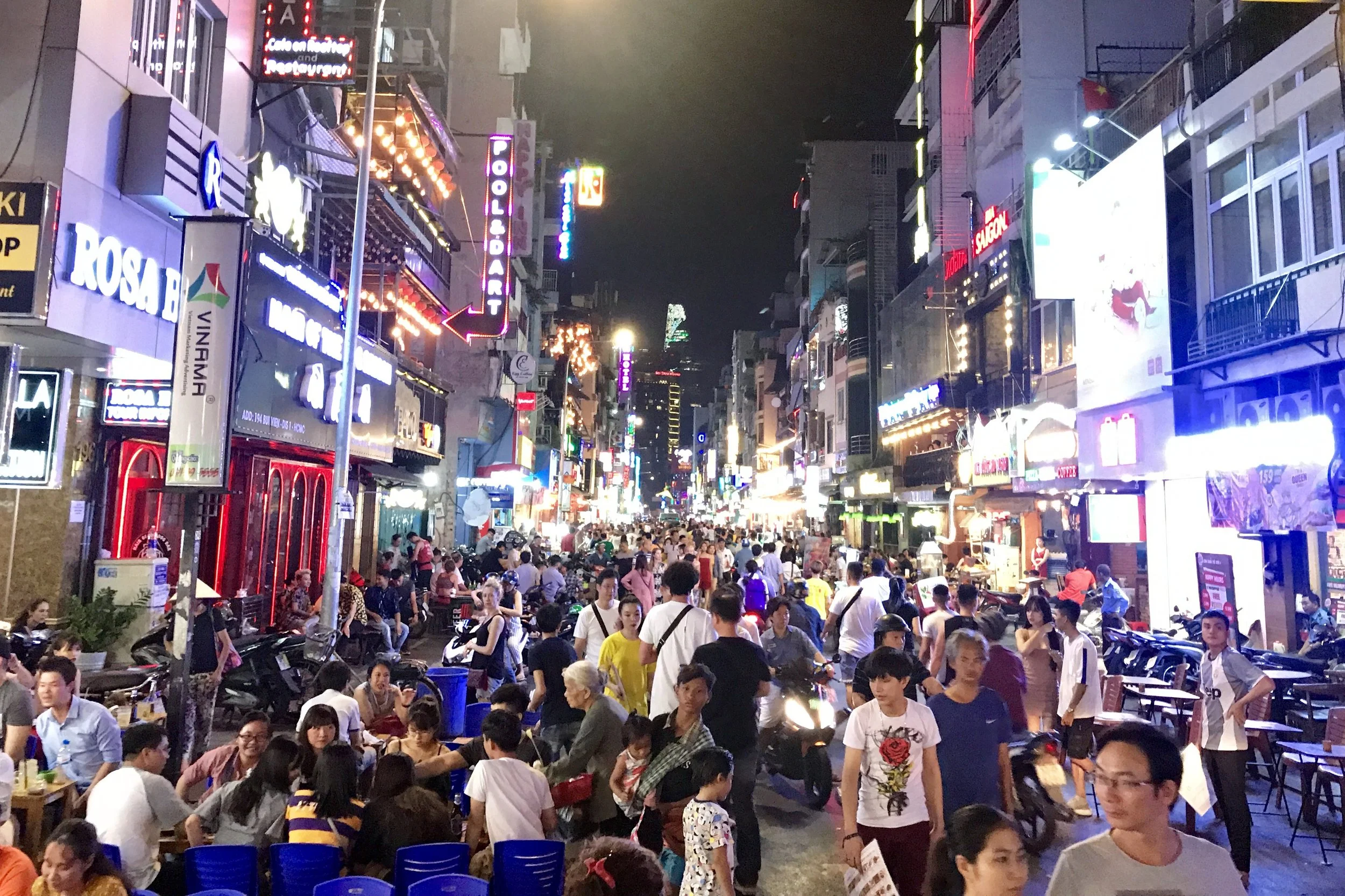 Bùi Viện street, crazy at night