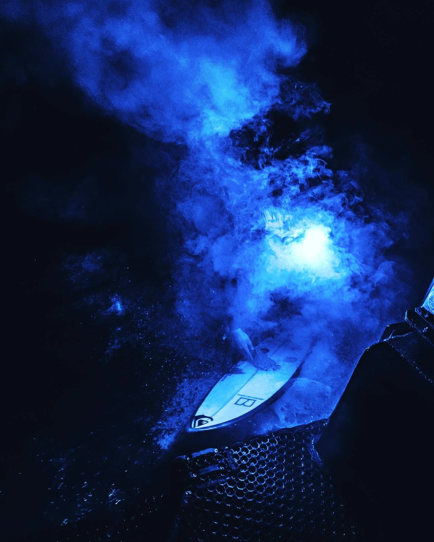 RIVER SURFING ALM KANAL ATHLETE NIKI SANDI