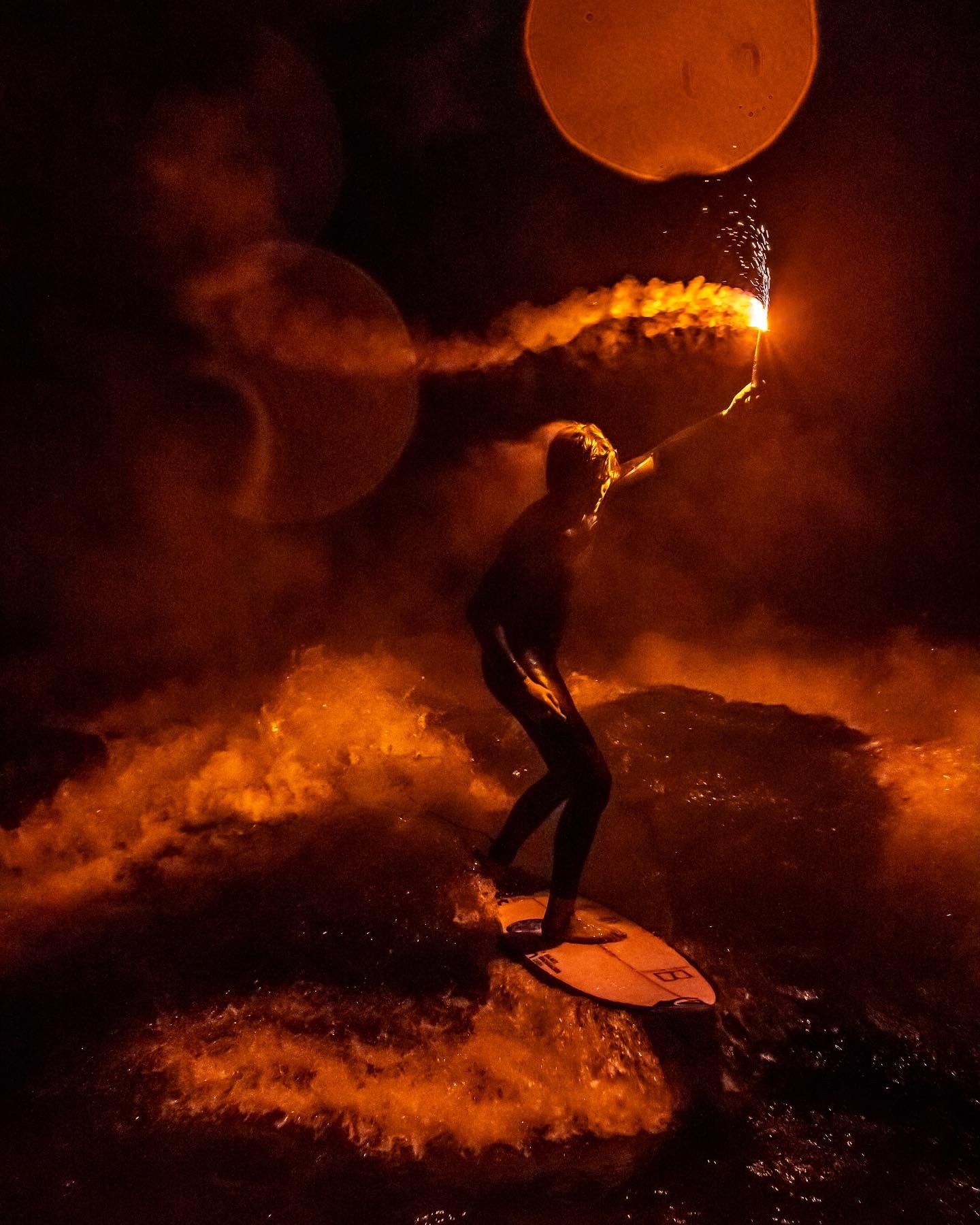 RIVER SURFING ALM KANAL ATHLETE NIKI SANDI