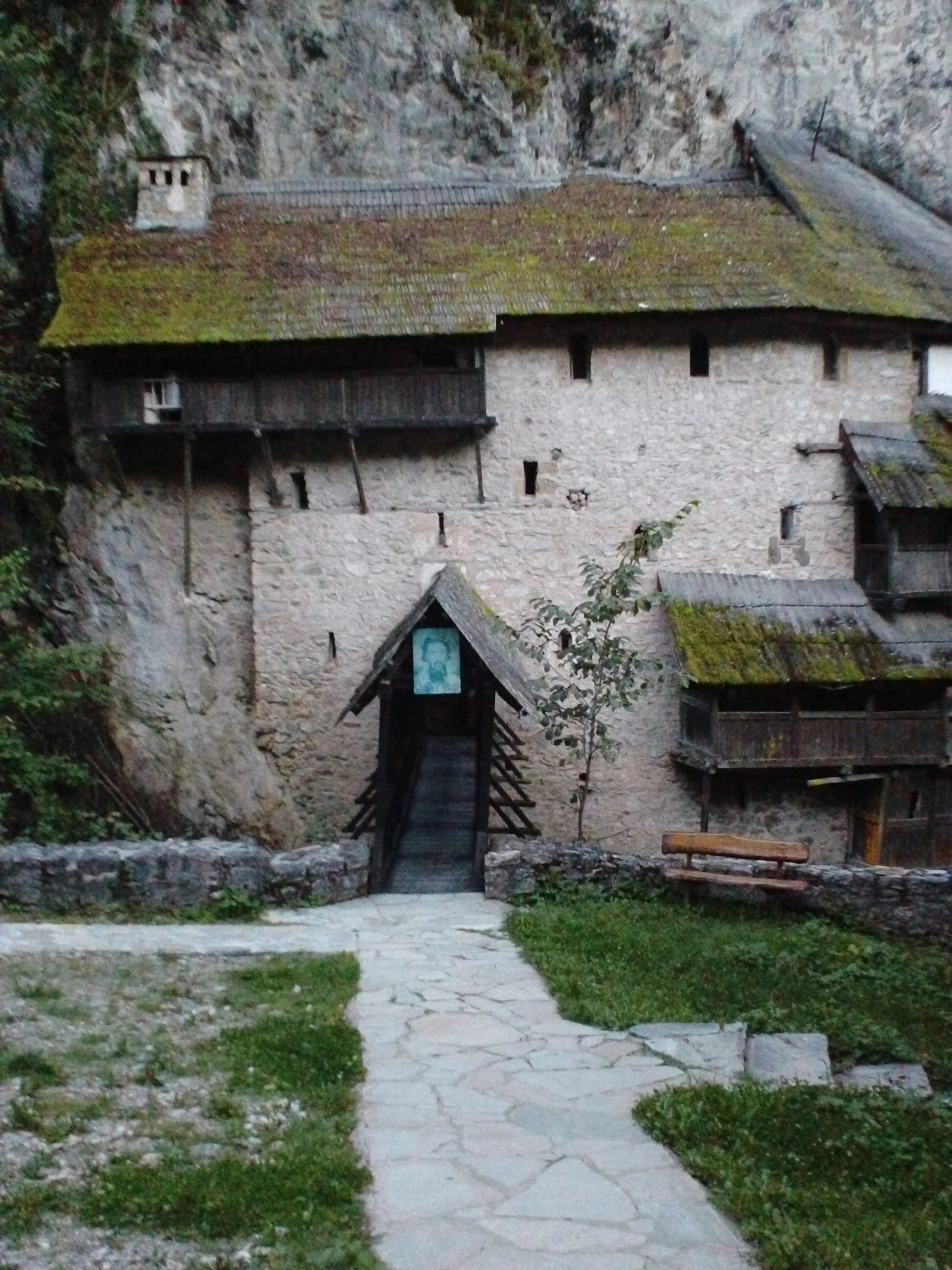 Bridges to Jerusalem: The Monasteries of Serbia 