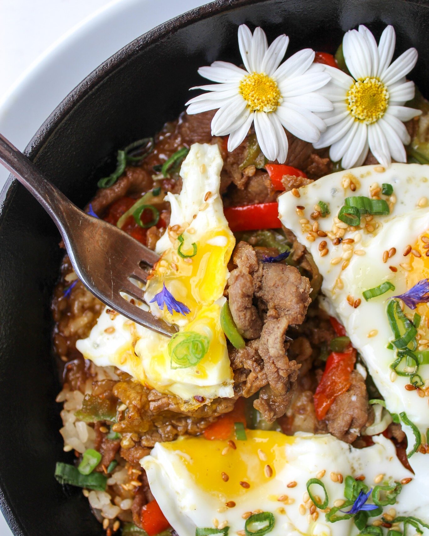 Bulgogi Beef ✔️
Sunny-side up Eggs ✔️
Onions ✔️
Peppers ✔️
Steamed Rice ✔️
Cooked with Love ✔️