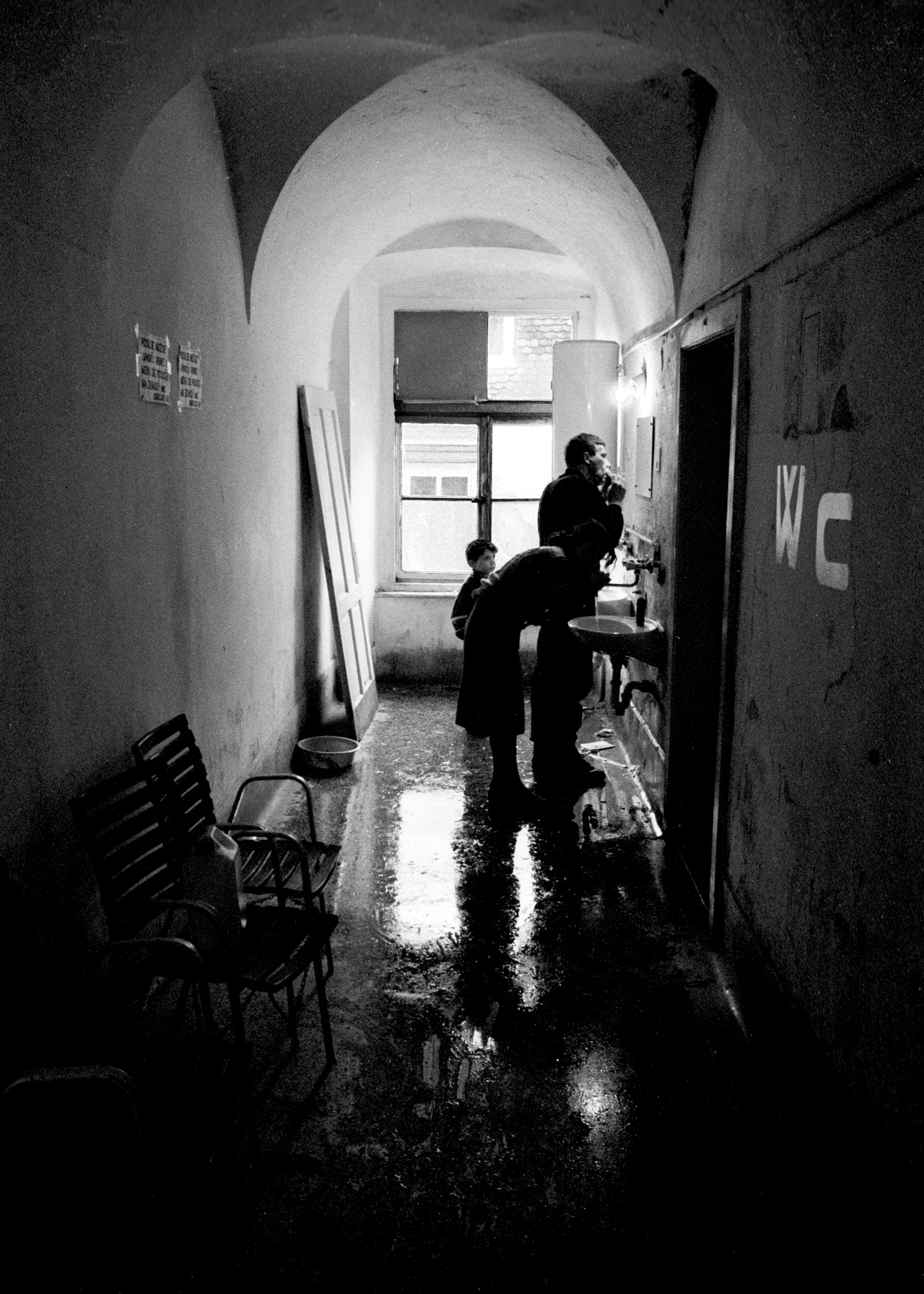 D1_BOS Shaving in corridor 1 FS_001.jpg